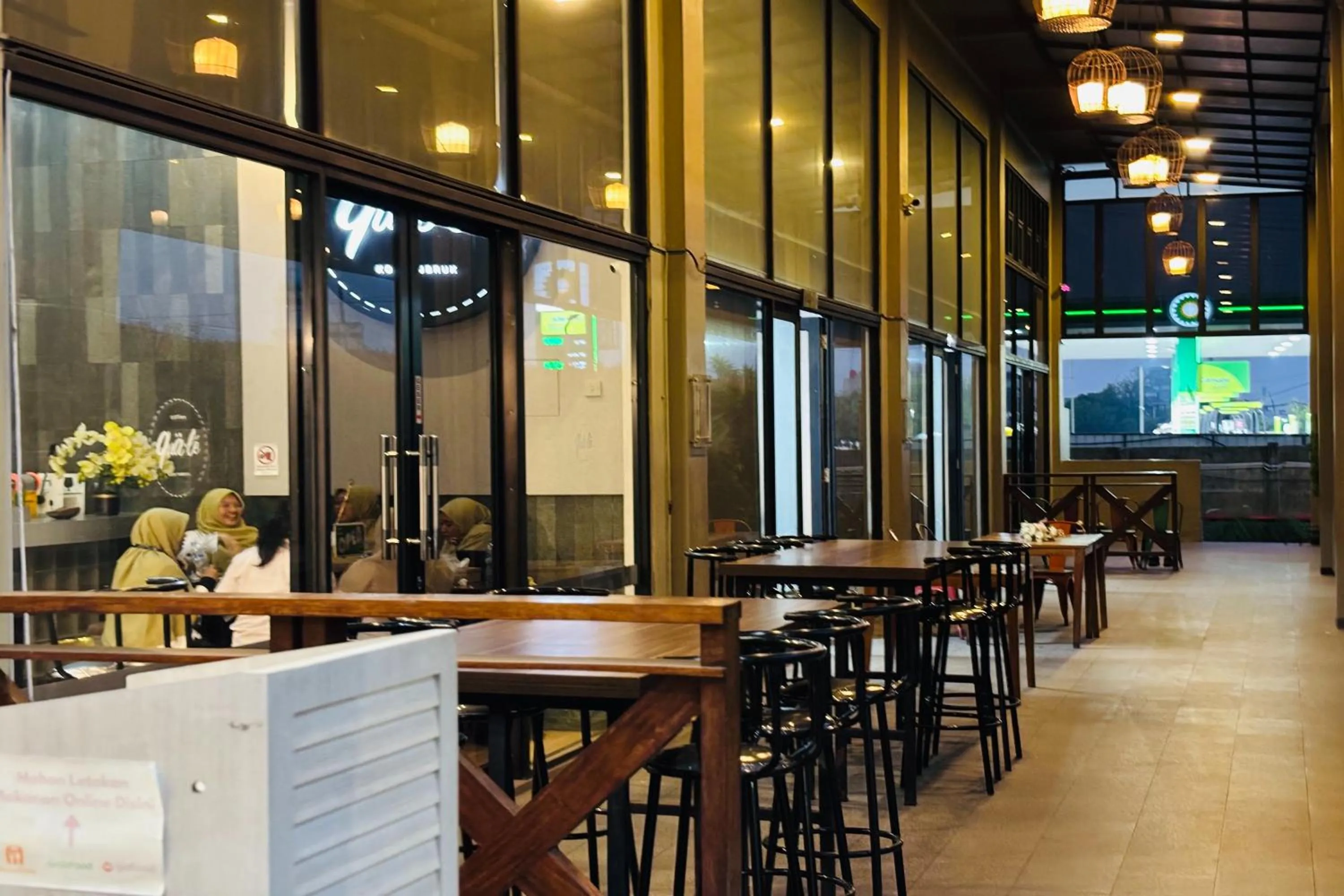 Restaurant/places to eat in Lemo Hotel Serpong