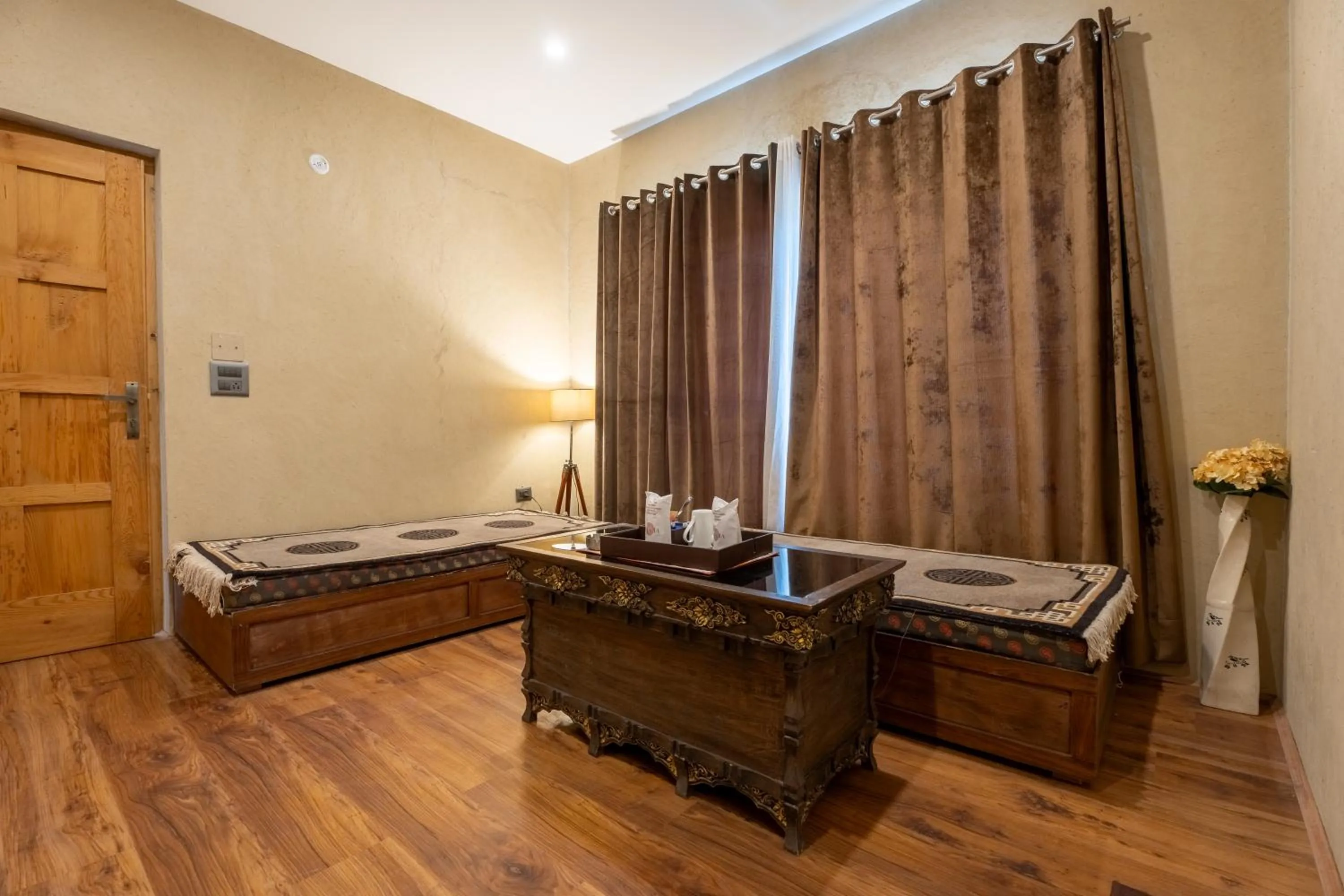 Seating area, Bed in The Saraha