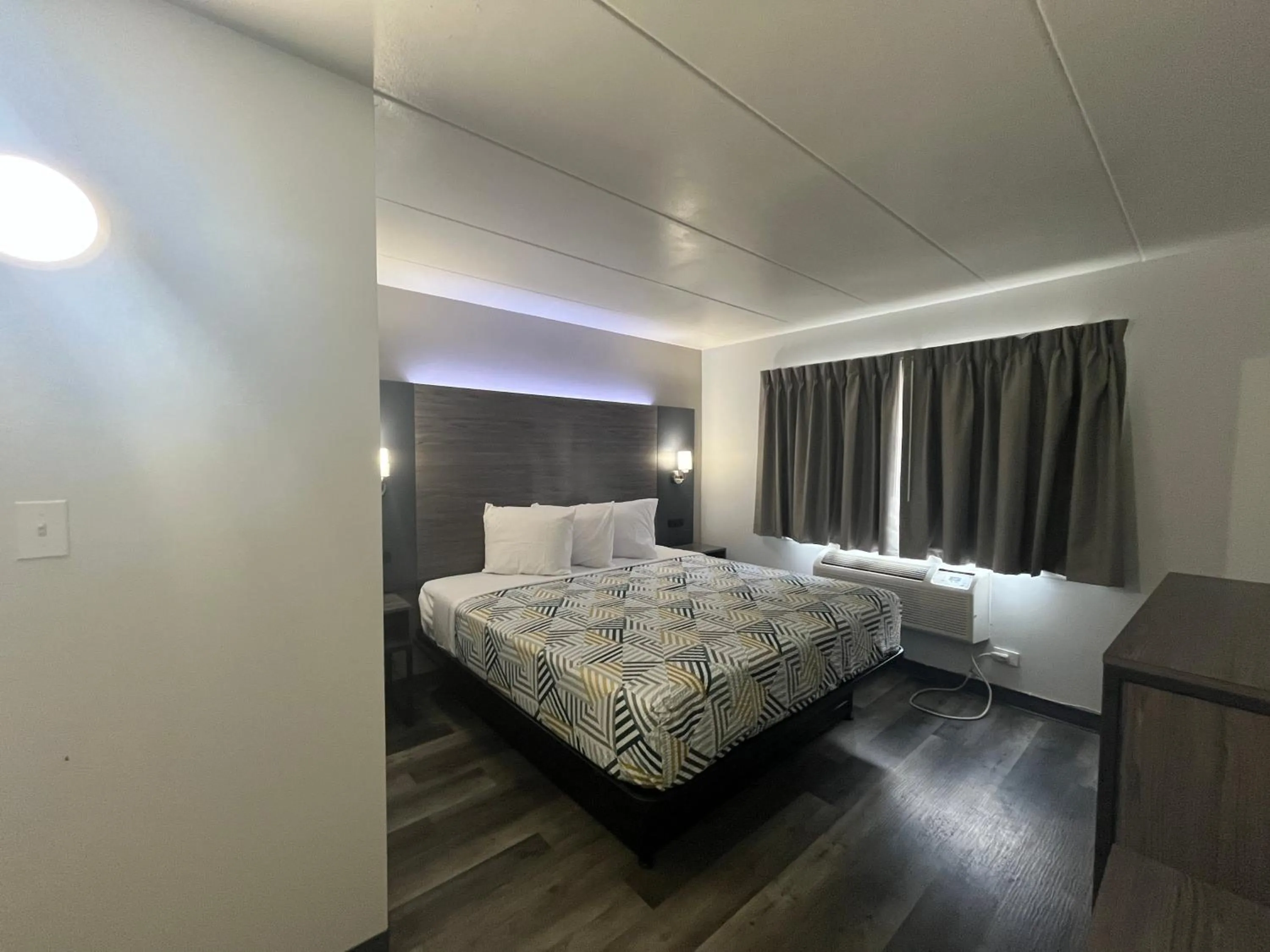 Bedroom, Bed in Motel 6 Chicago, IL - Halsted