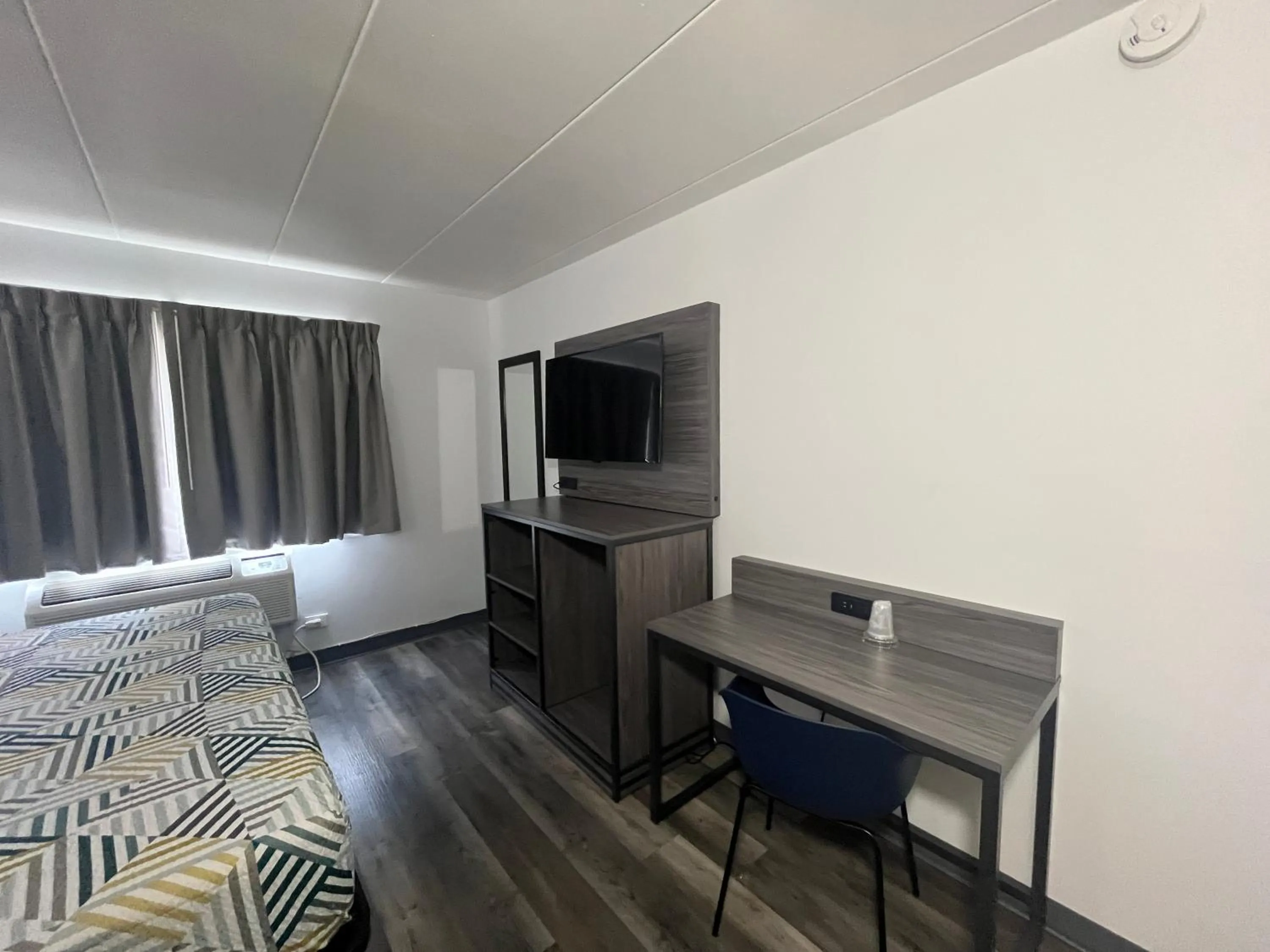 Photo of the whole room, Bed in Motel 6 Chicago, IL - Halsted