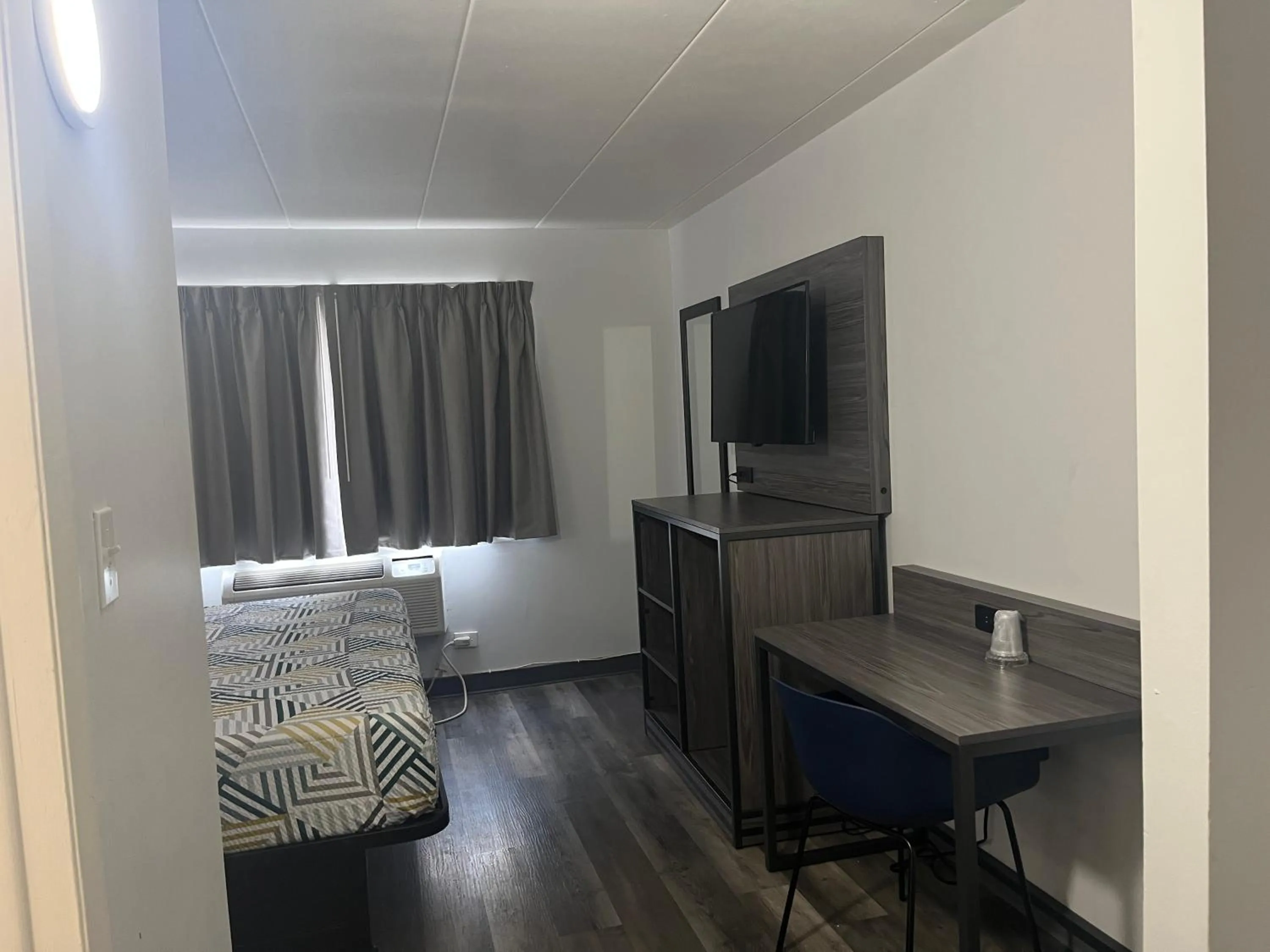 Bedroom, Bed in Motel 6 Chicago, IL - Halsted