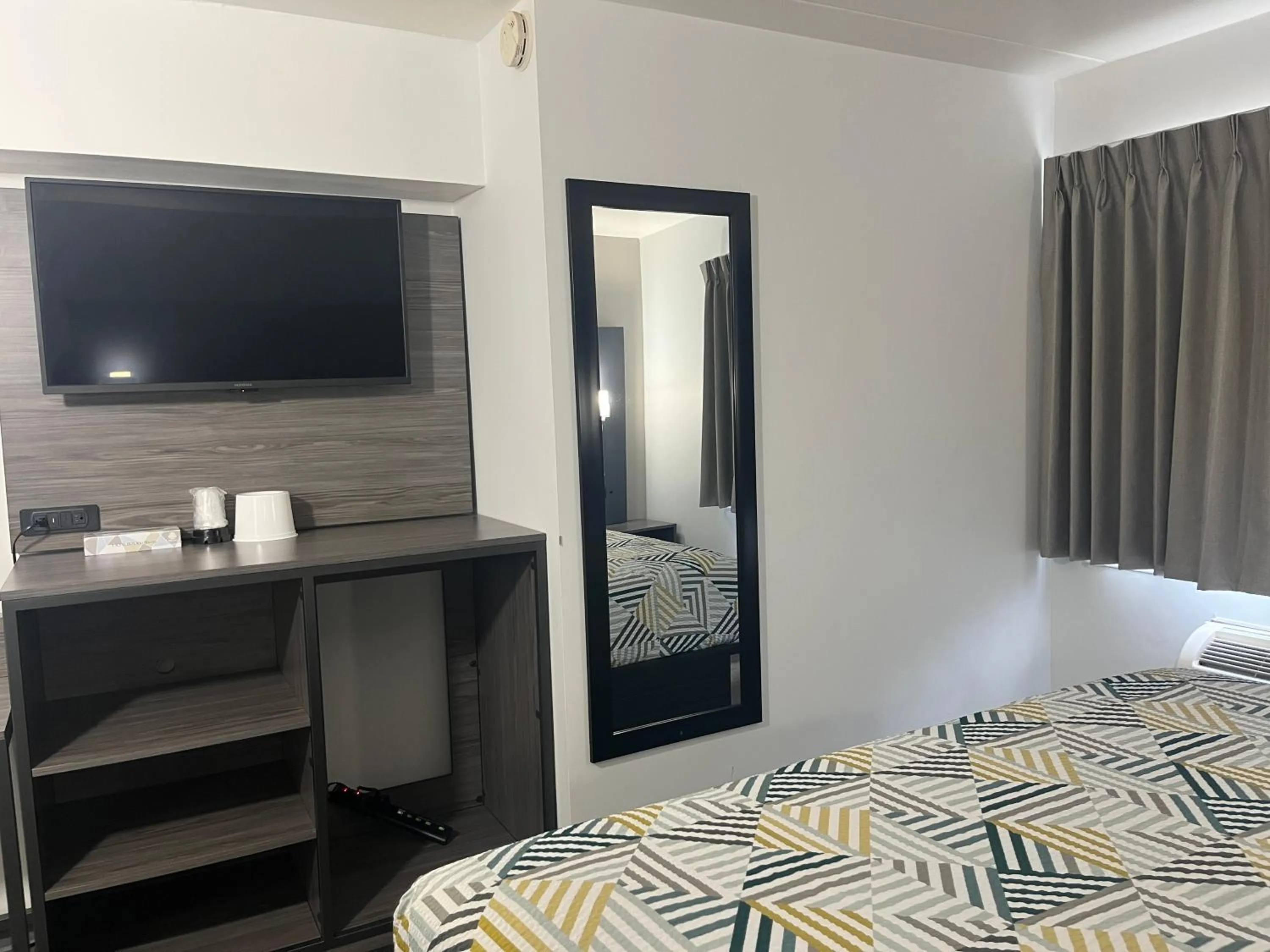 TV and multimedia, Bed in Motel 6 Chicago, IL - Halsted