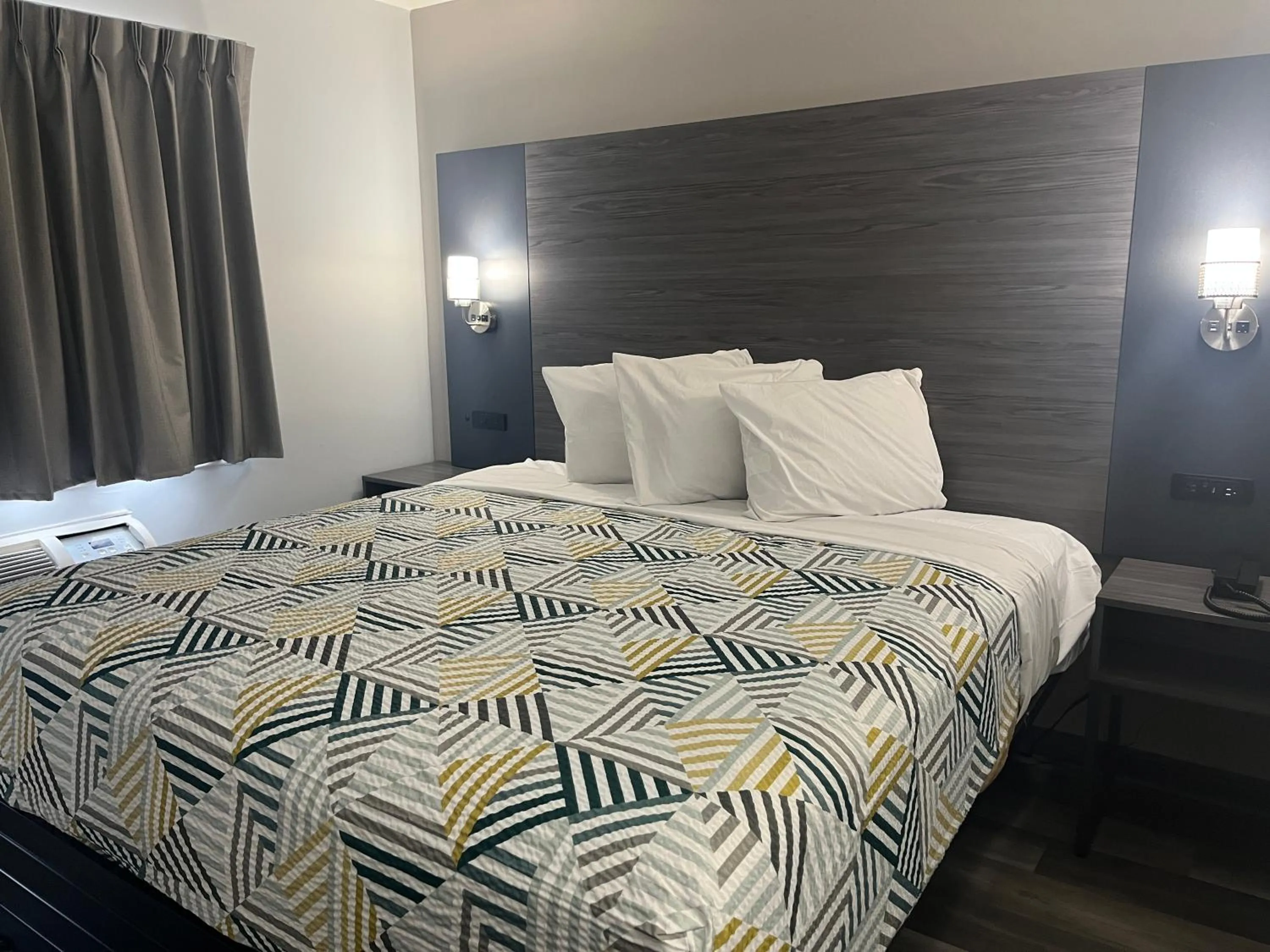 Bedroom, Bed in Motel 6 Chicago, IL - Halsted