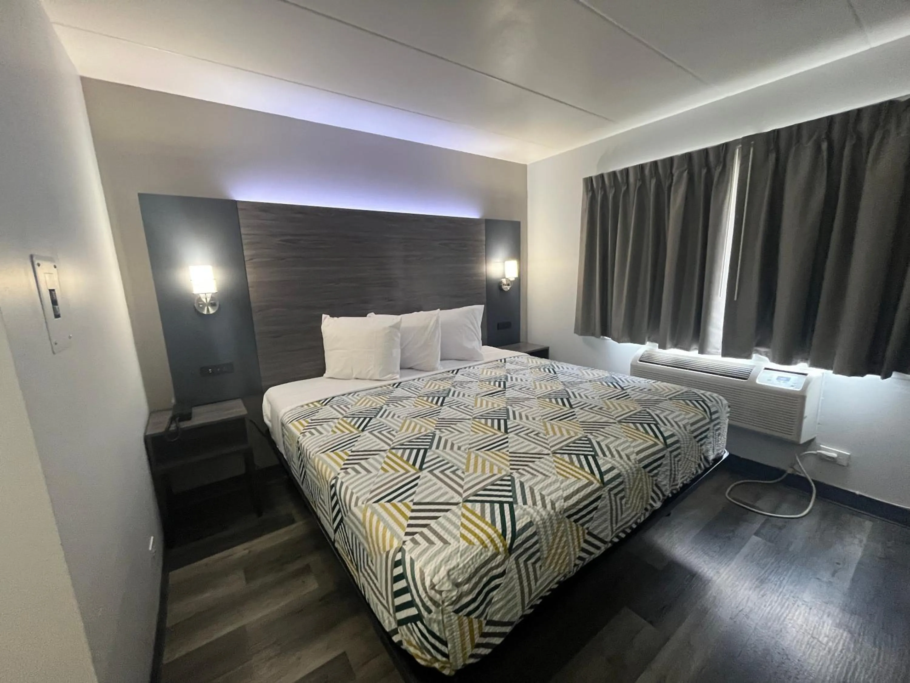 Bedroom, Bed in Motel 6 Chicago, IL - Halsted