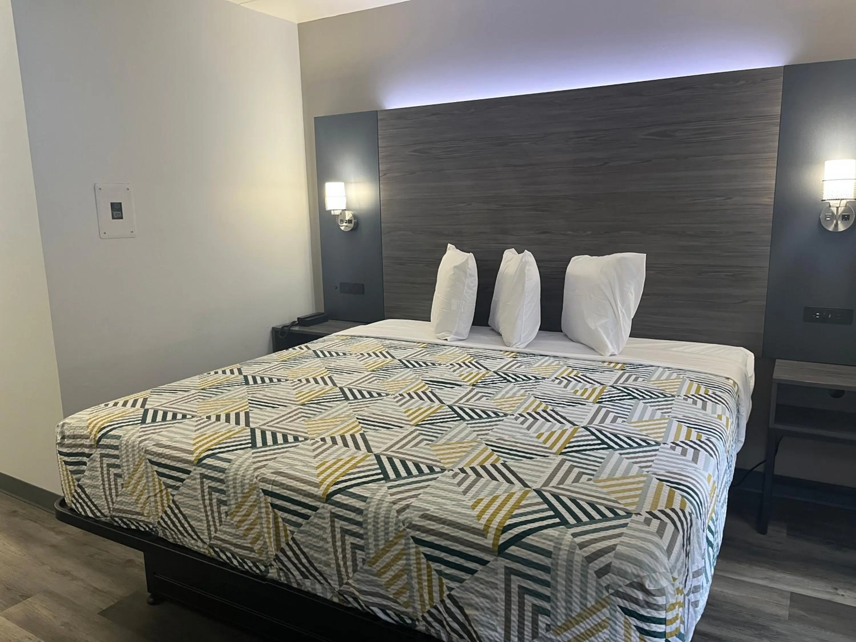 Bedroom, Bed in Motel 6 Chicago, IL - Halsted