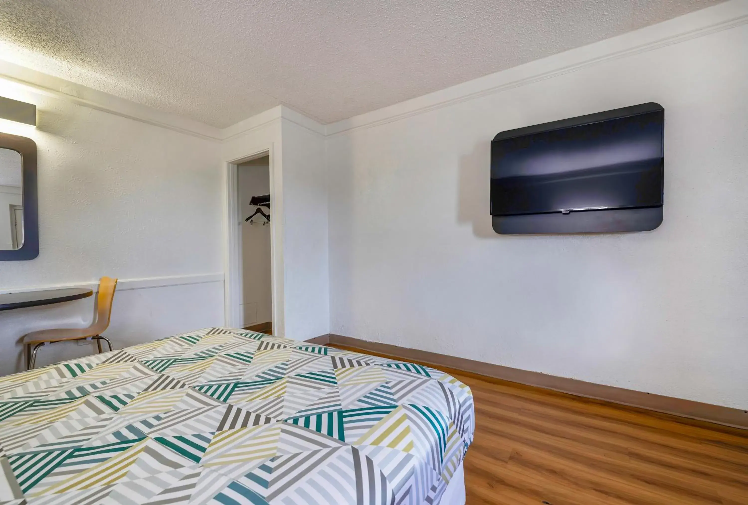 1 Queen Bed Non-Smoking Kitchen in Studio 6 Beaumont, TX 1 Queen Bed Non-Smoking Kitchen in Studio 6 Beaumont, TX