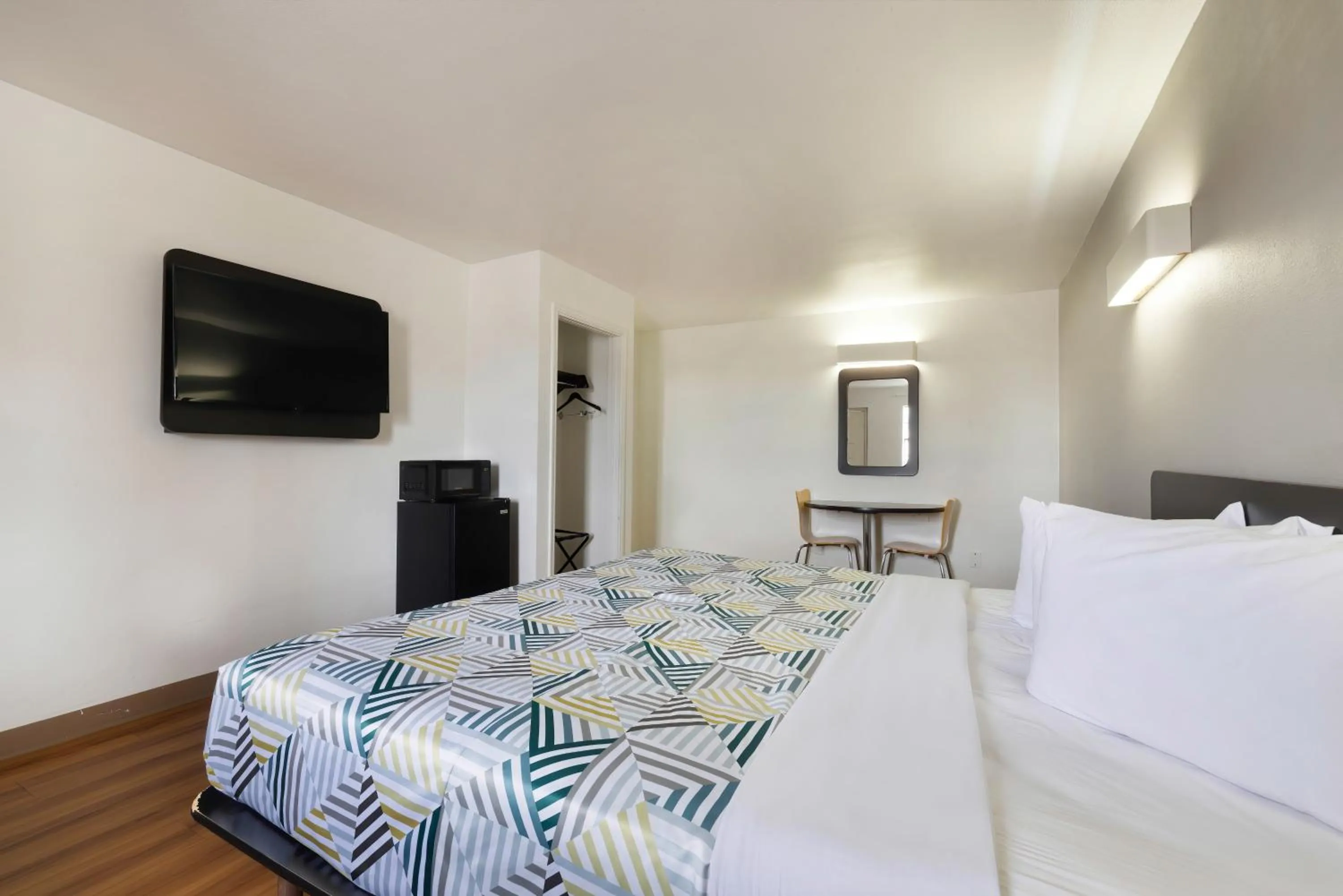 Bedroom, Bed in Studio 6 Beaumont, TX