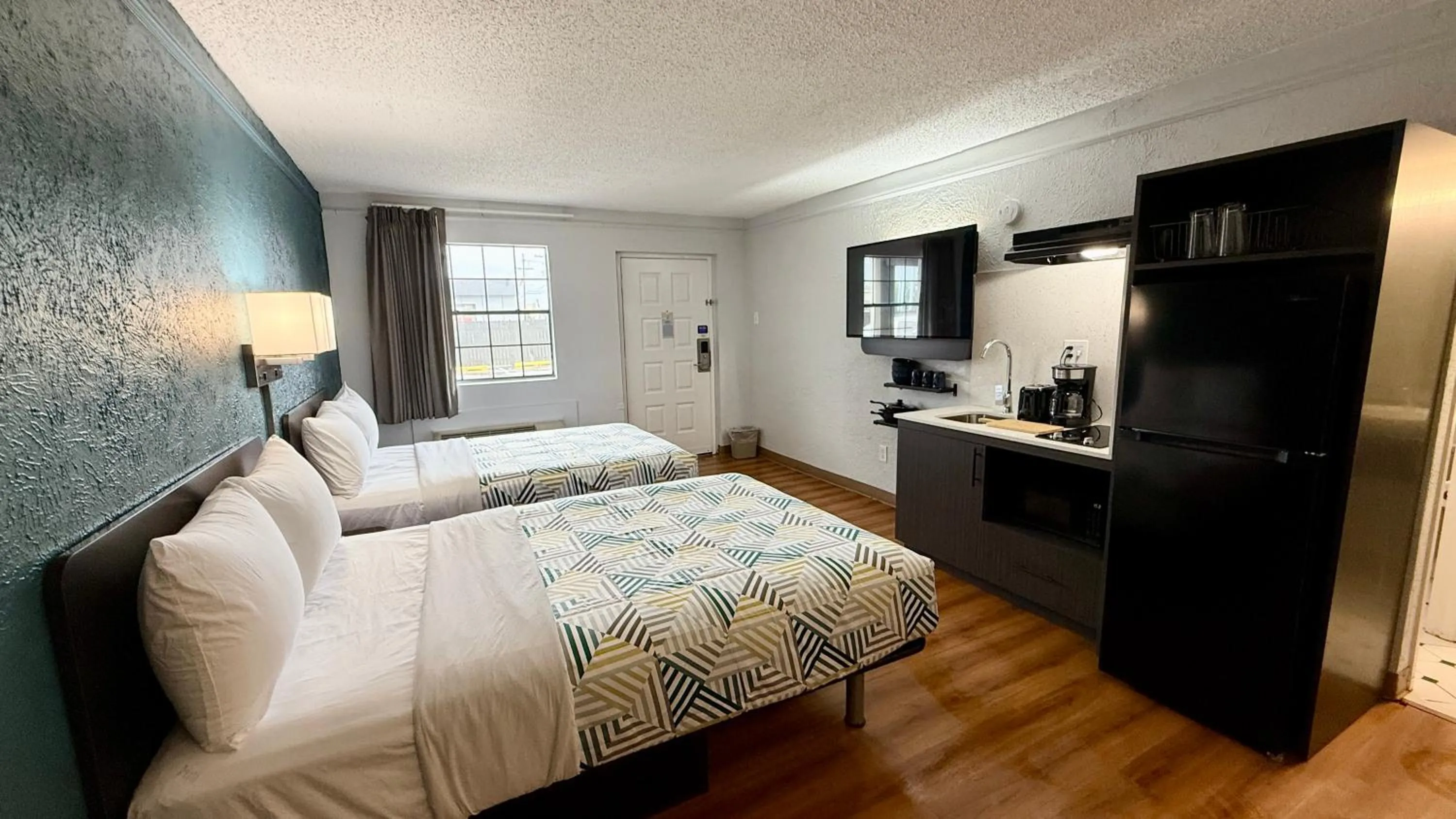 Bedroom, Bed in Studio 6 Beaumont, TX