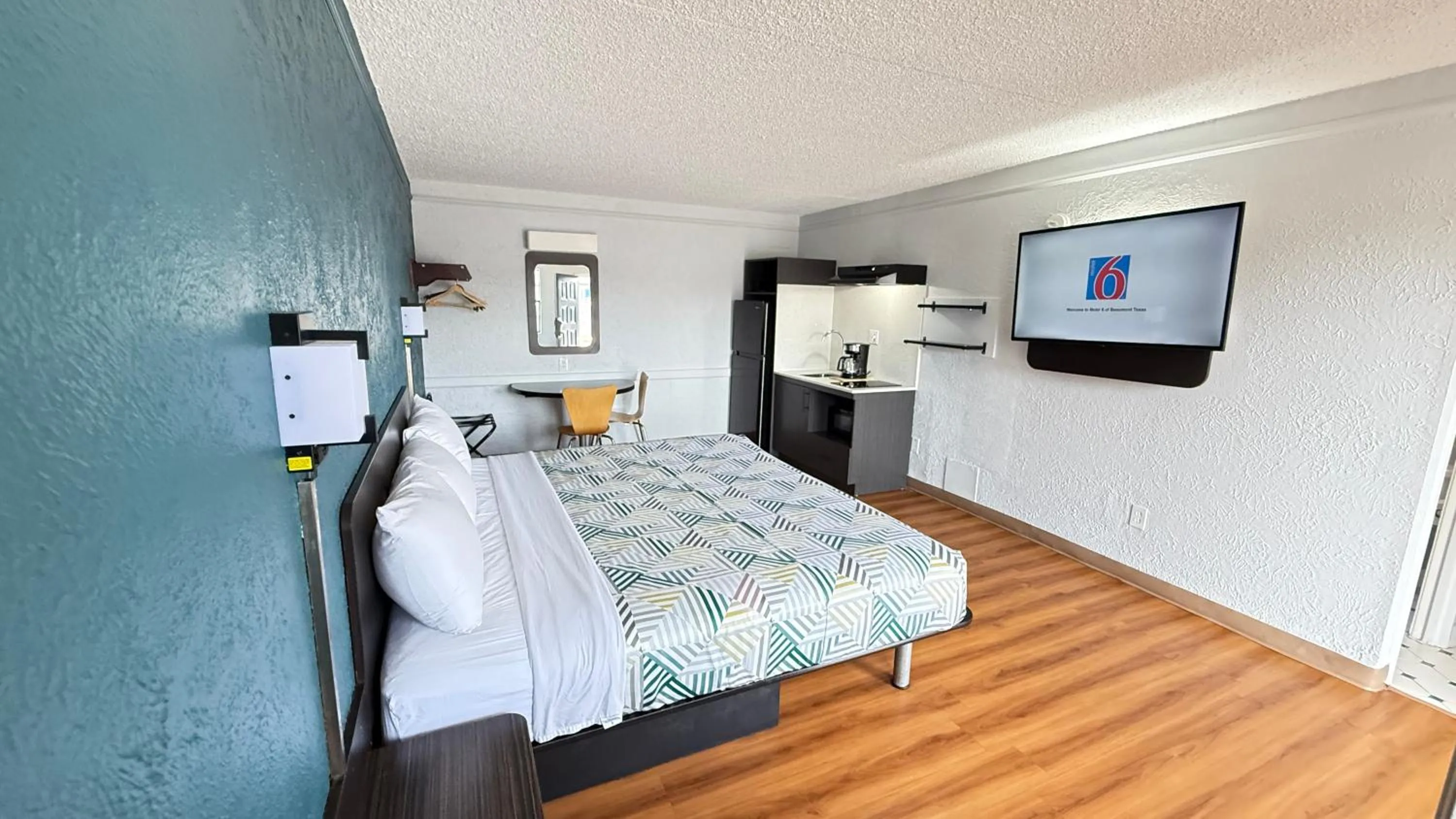 TV and multimedia, Bed in Studio 6 Beaumont, TX