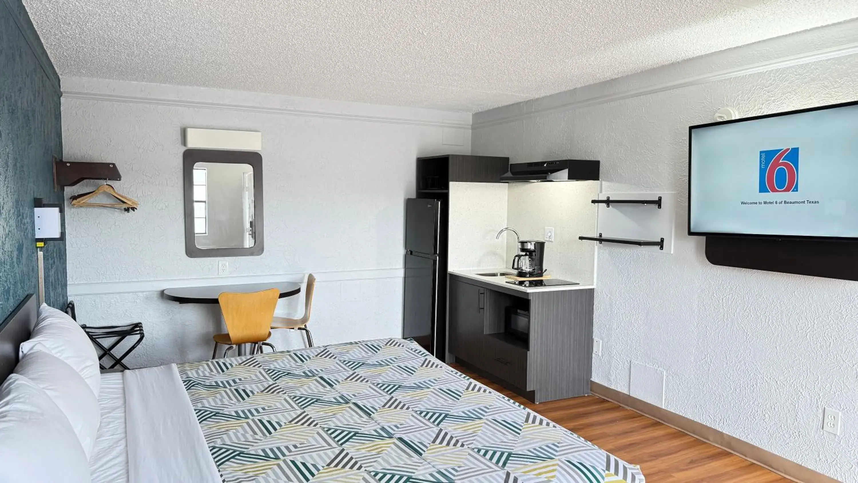 1 Queen Bed Non-Smoking Kitchen in Studio 6 Beaumont, TX 1 Queen Bed Non-Smoking Kitchen in Studio 6 Beaumont, TX