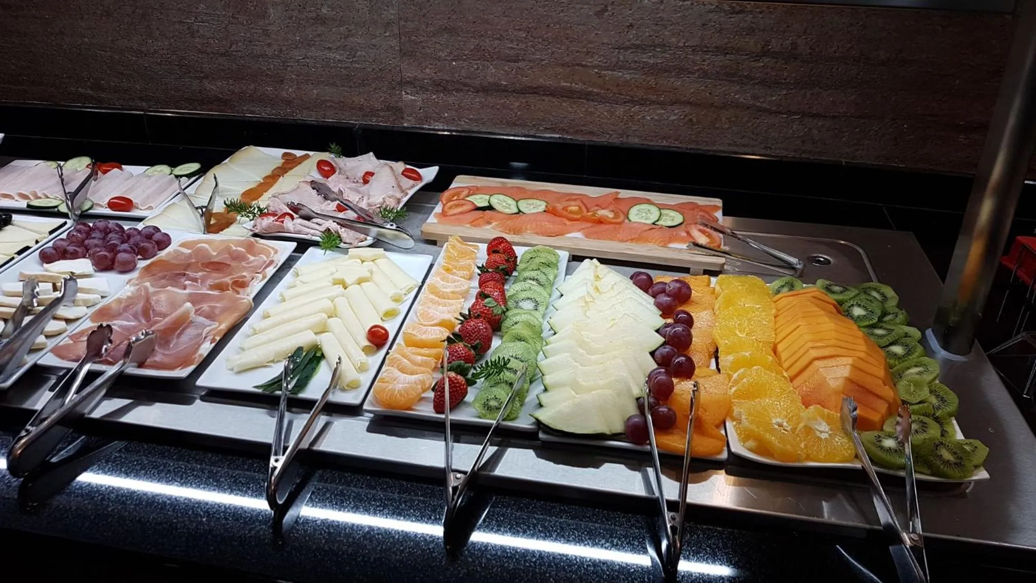 Buffet breakfast in Aparthotel El Galeón