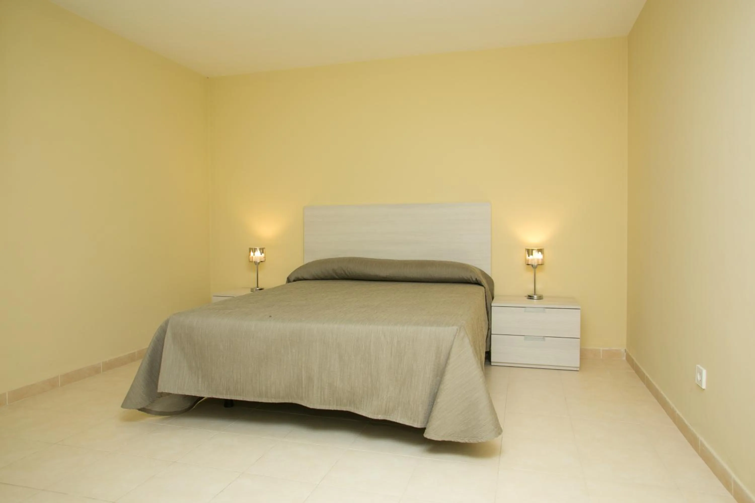 Photo of the whole room, Bed in Villas Altos De Marbella