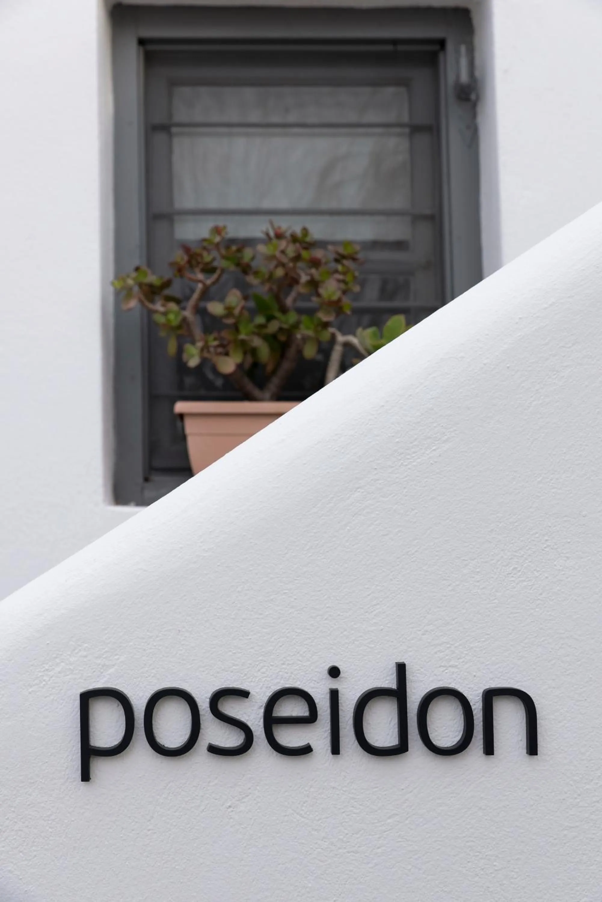 Logo/Certificate/Sign in Bellou Suites