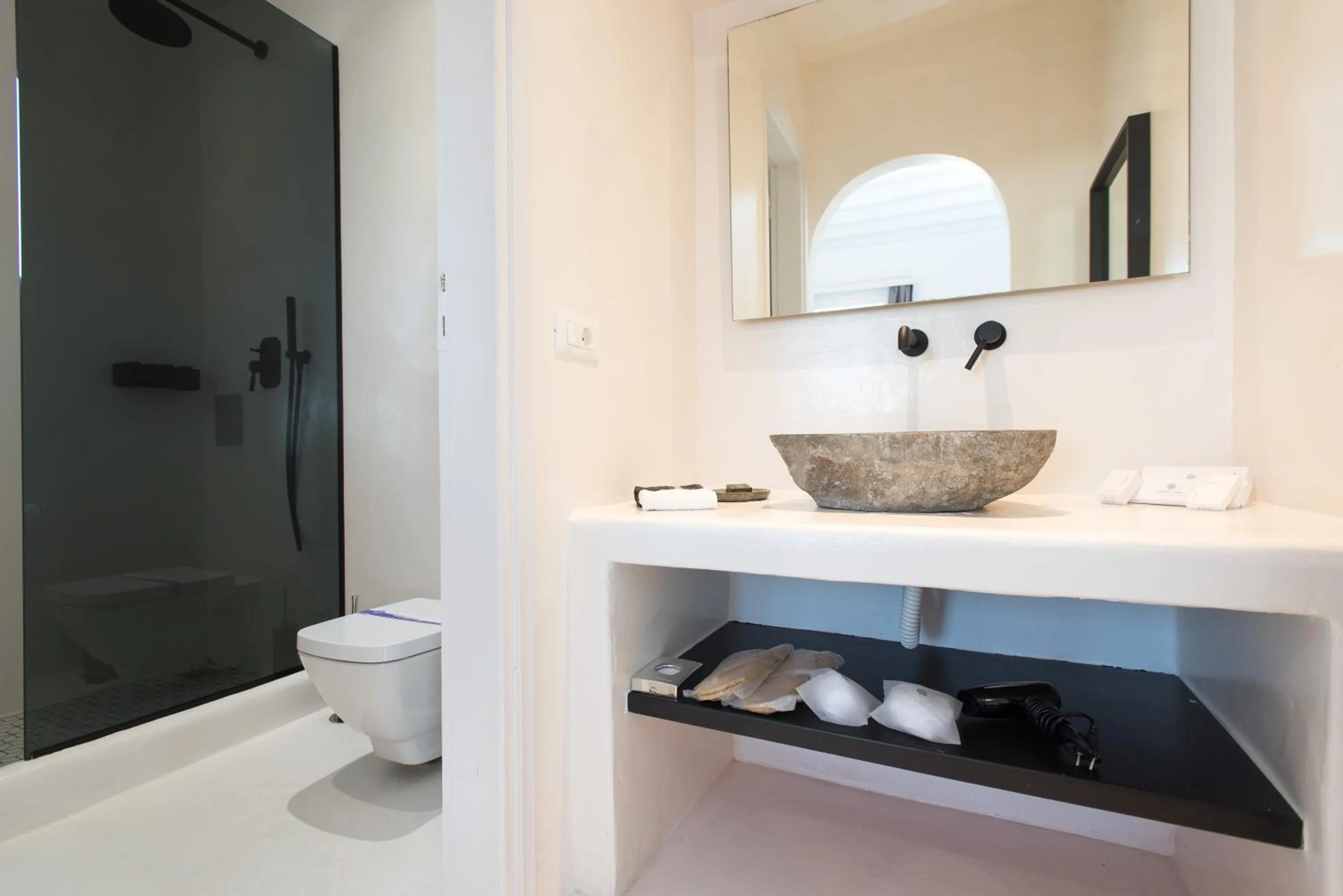 Shower in Bellou Suites