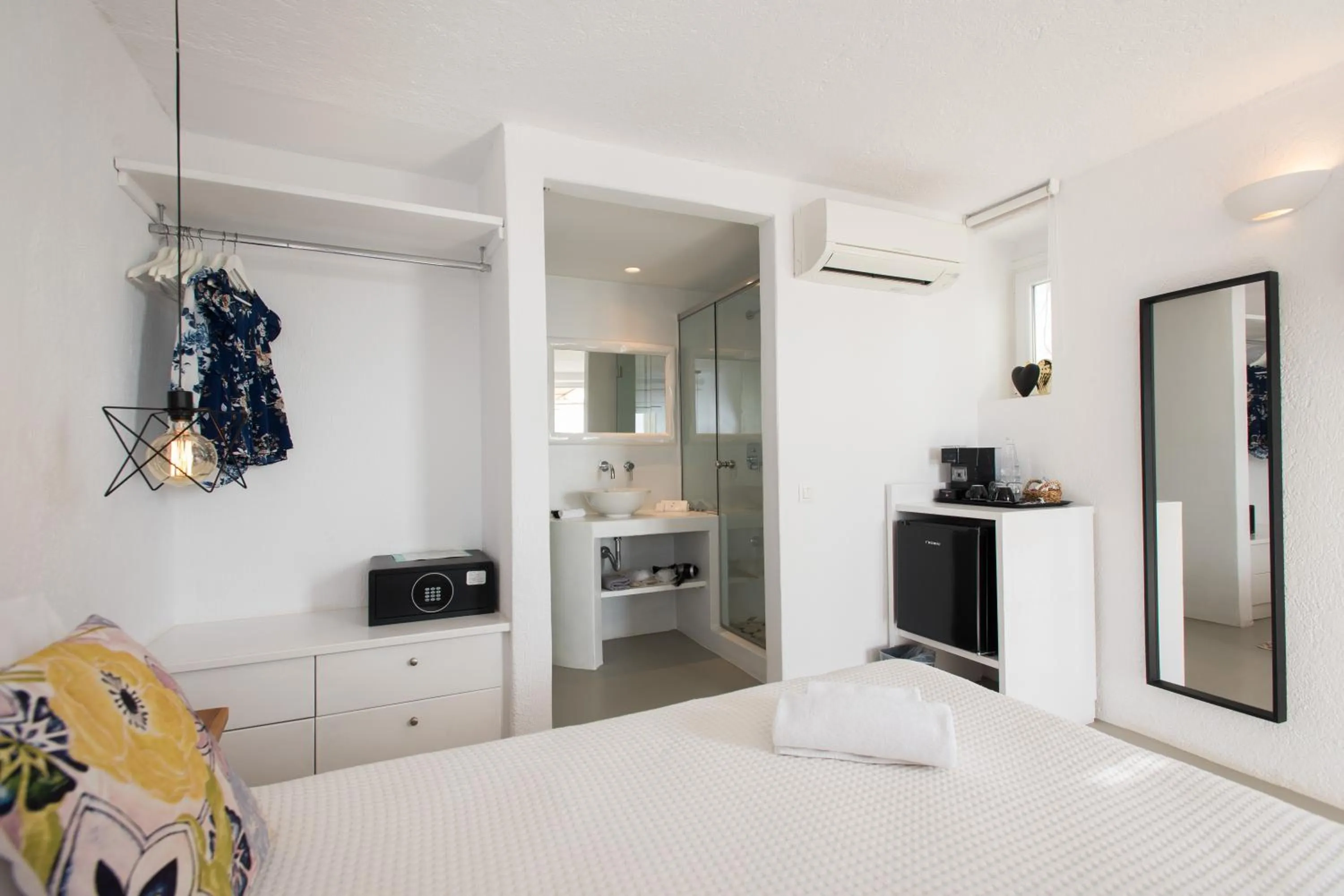 Photo of the whole room, Bed in Bellou Suites