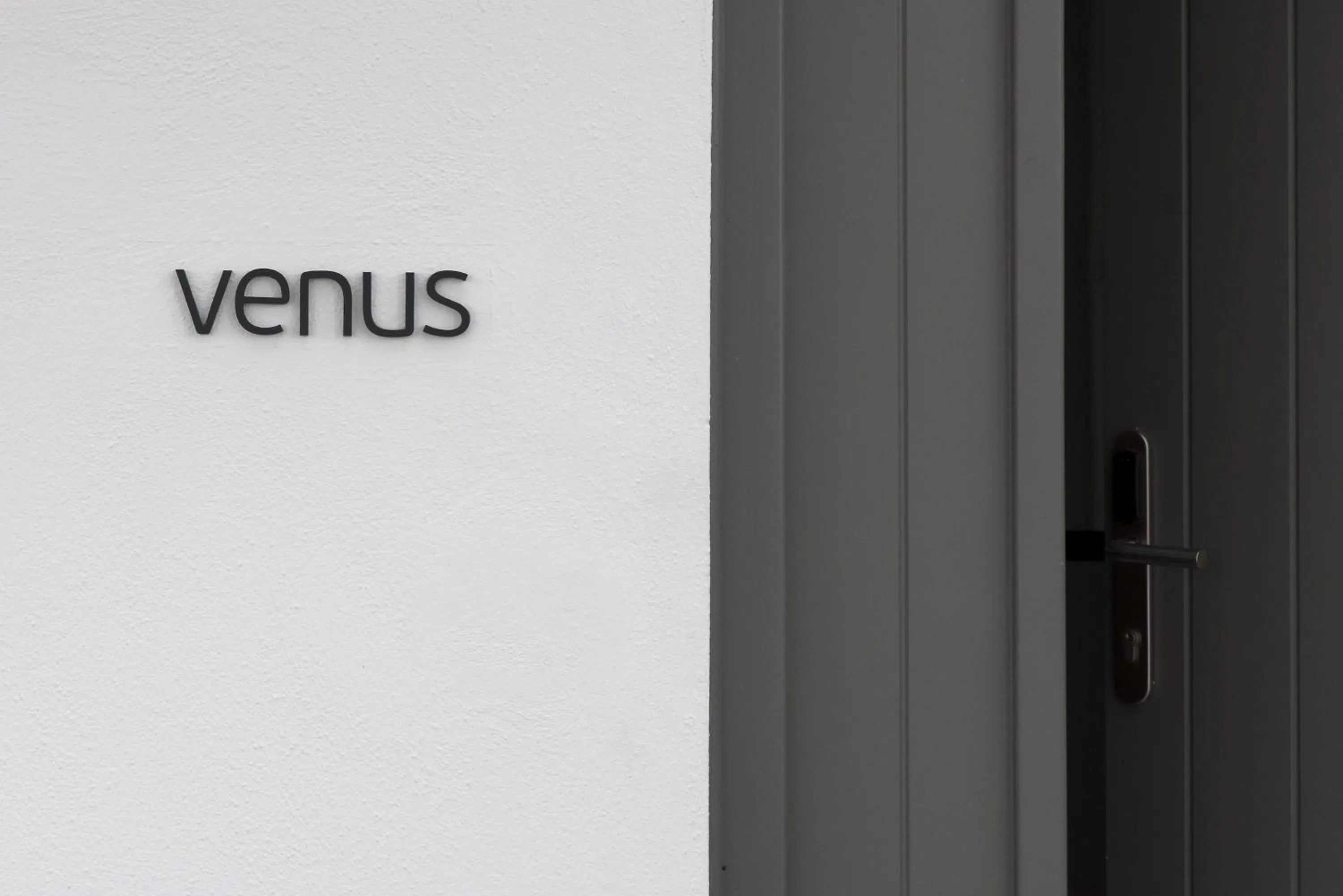 Logo/Certificate/Sign in Bellou Suites