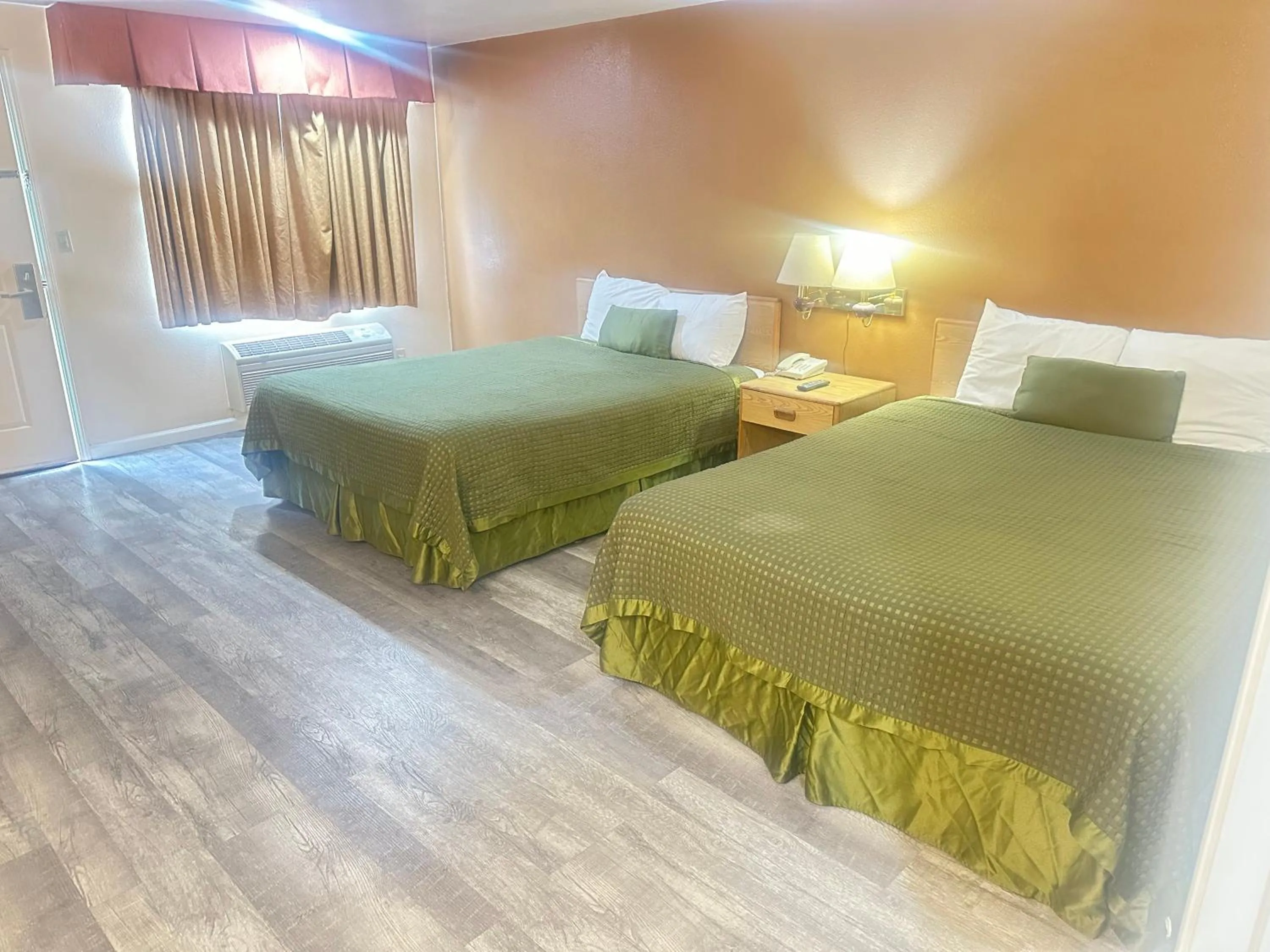 Standard Queen Room in Royal Inn