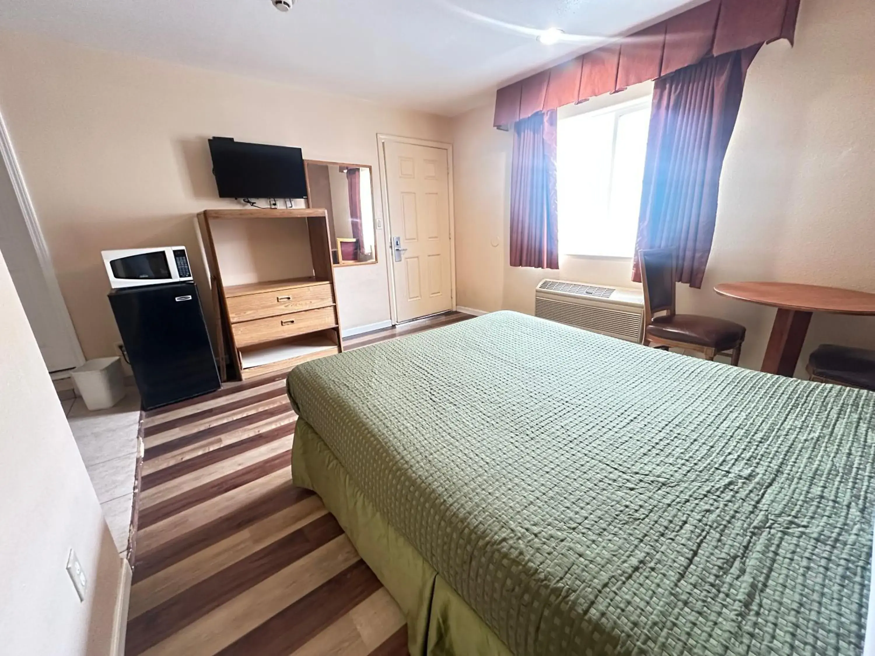 Queen Room - Disability Access in Royal Inn Queen Room - Disability Access in Royal Inn