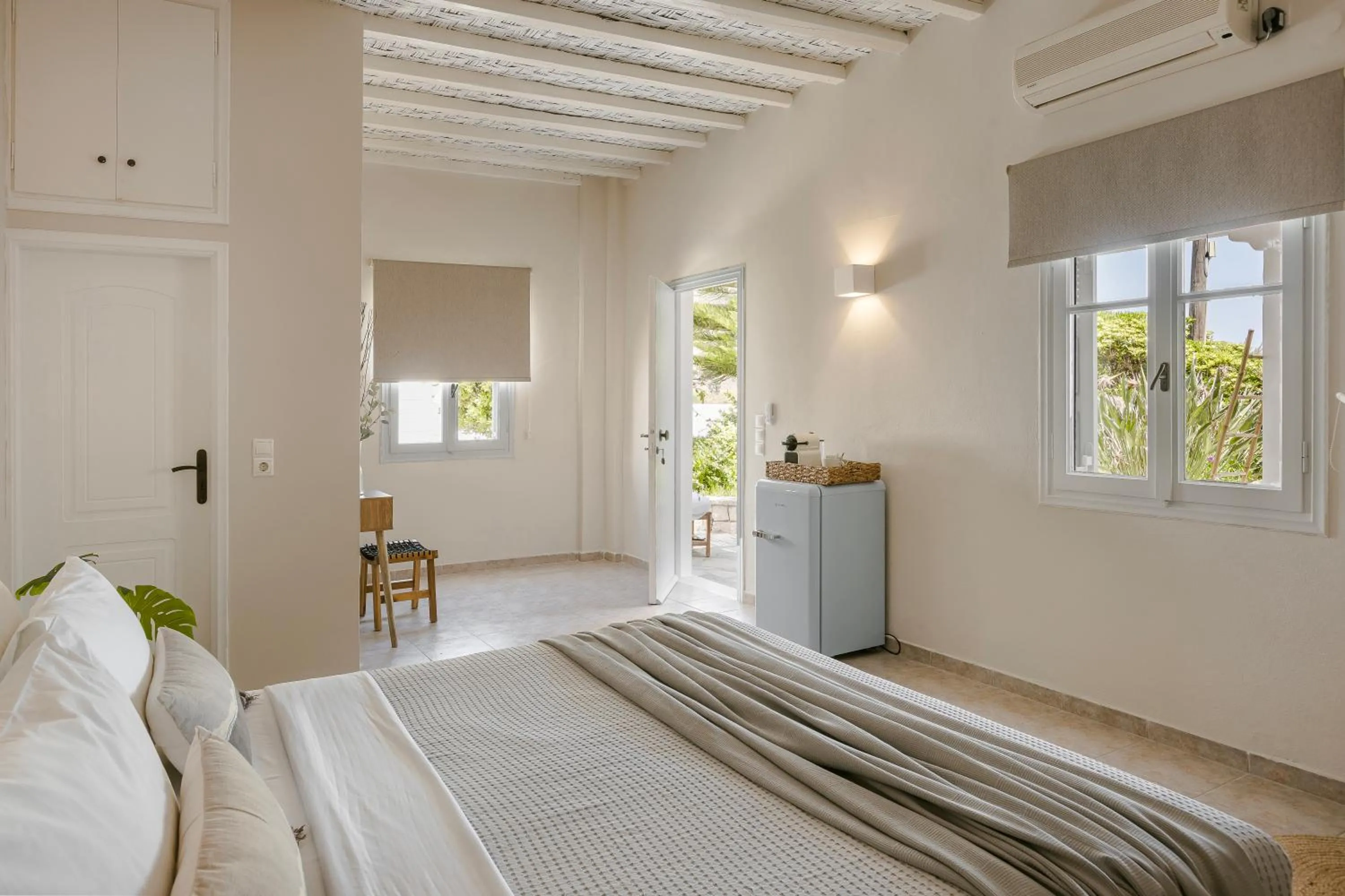 Photo of the whole room, Bed in Milaki Kimolos