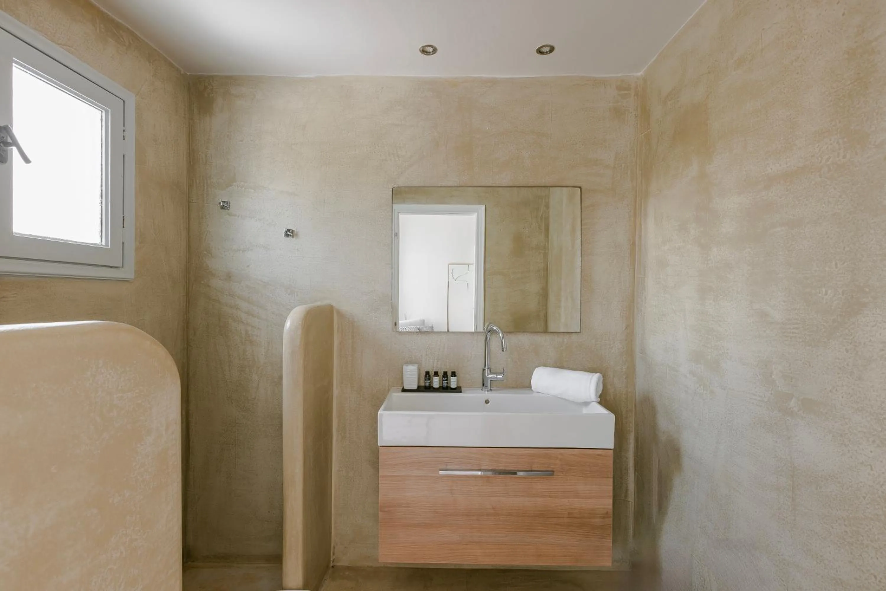 Shower in Milaki Kimolos
