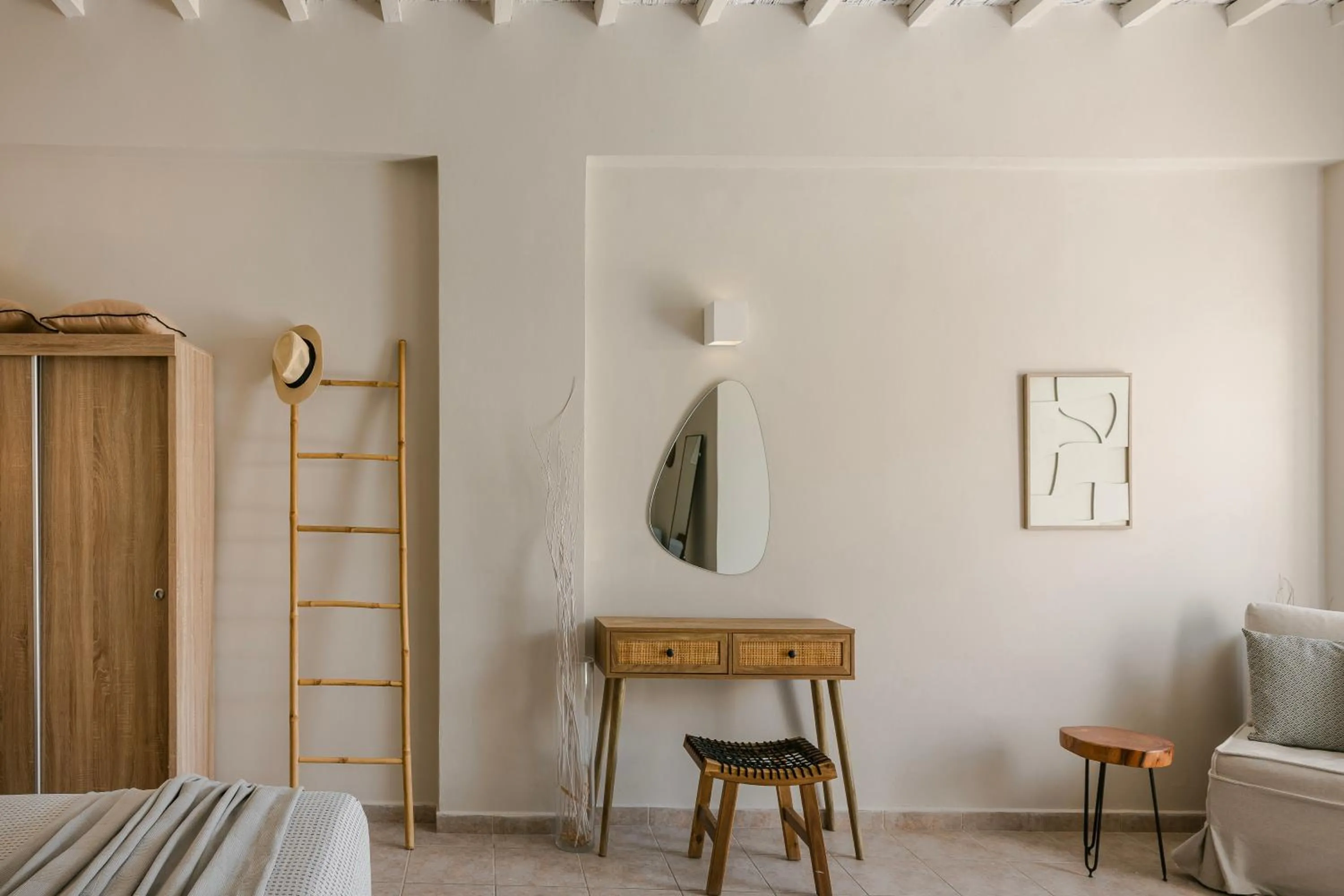 Photo of the whole room, Bed in Milaki Kimolos
