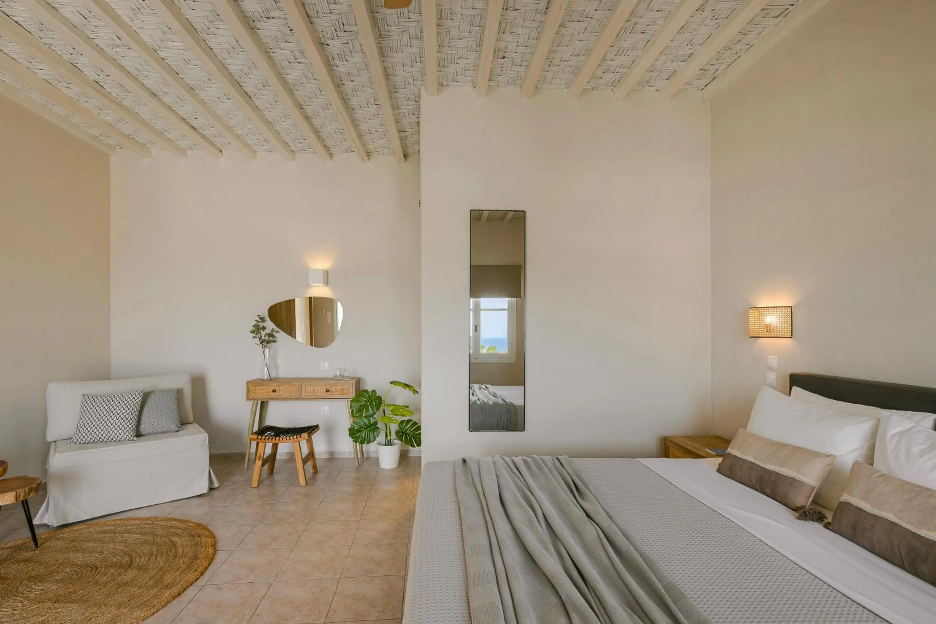 Photo of the whole room, Bed in Milaki Kimolos