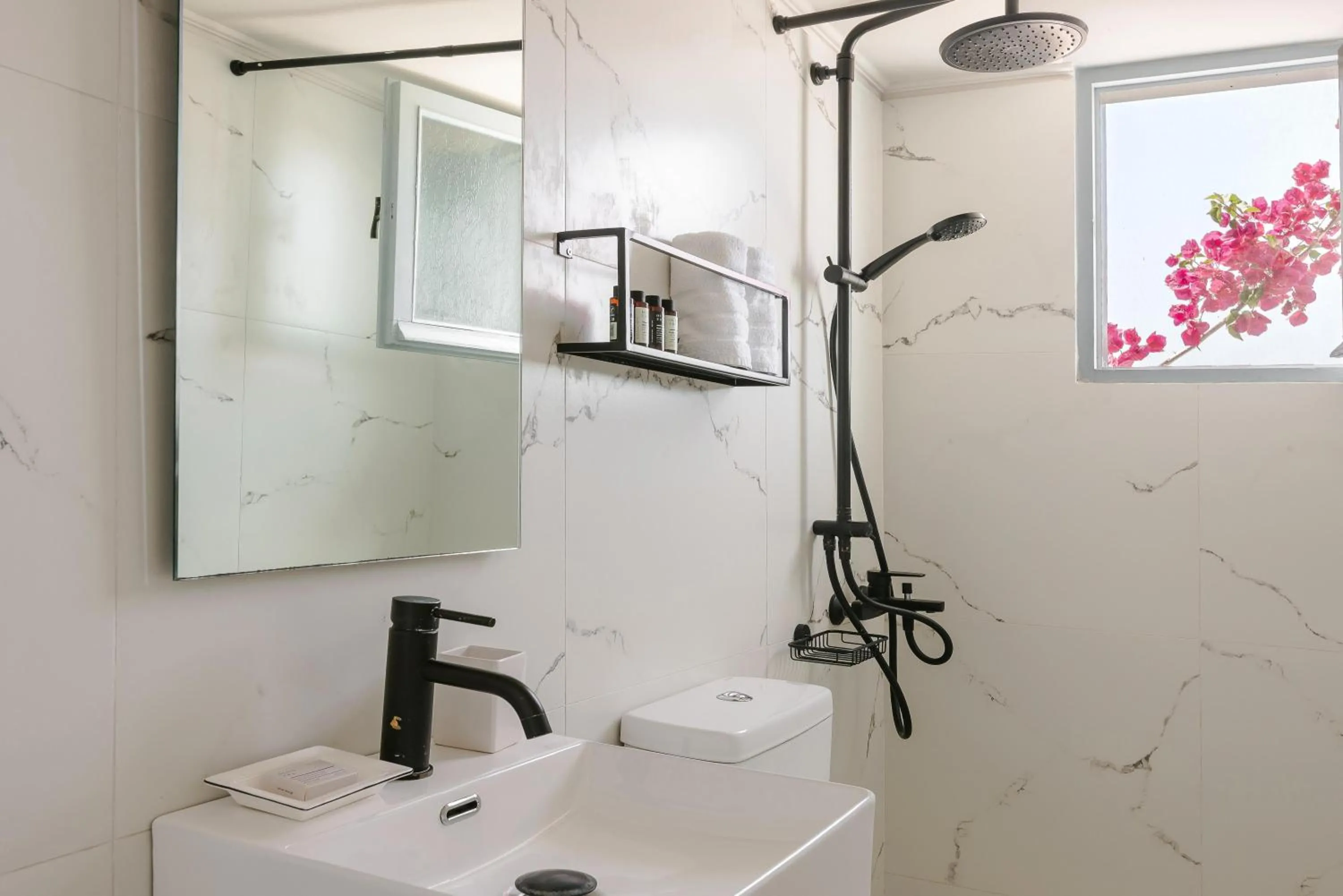 Shower in Milaki Kimolos