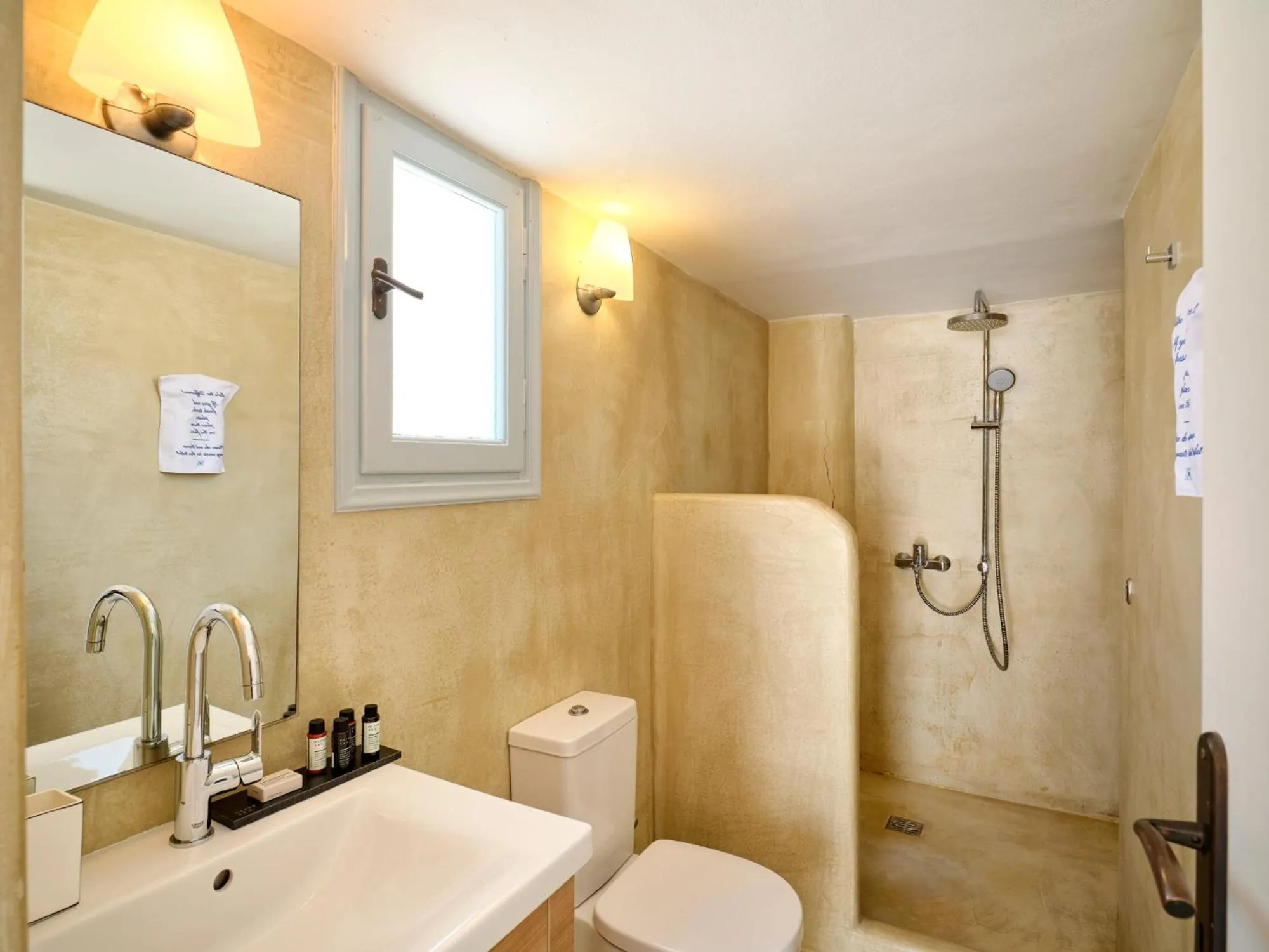 Shower in Milaki Kimolos