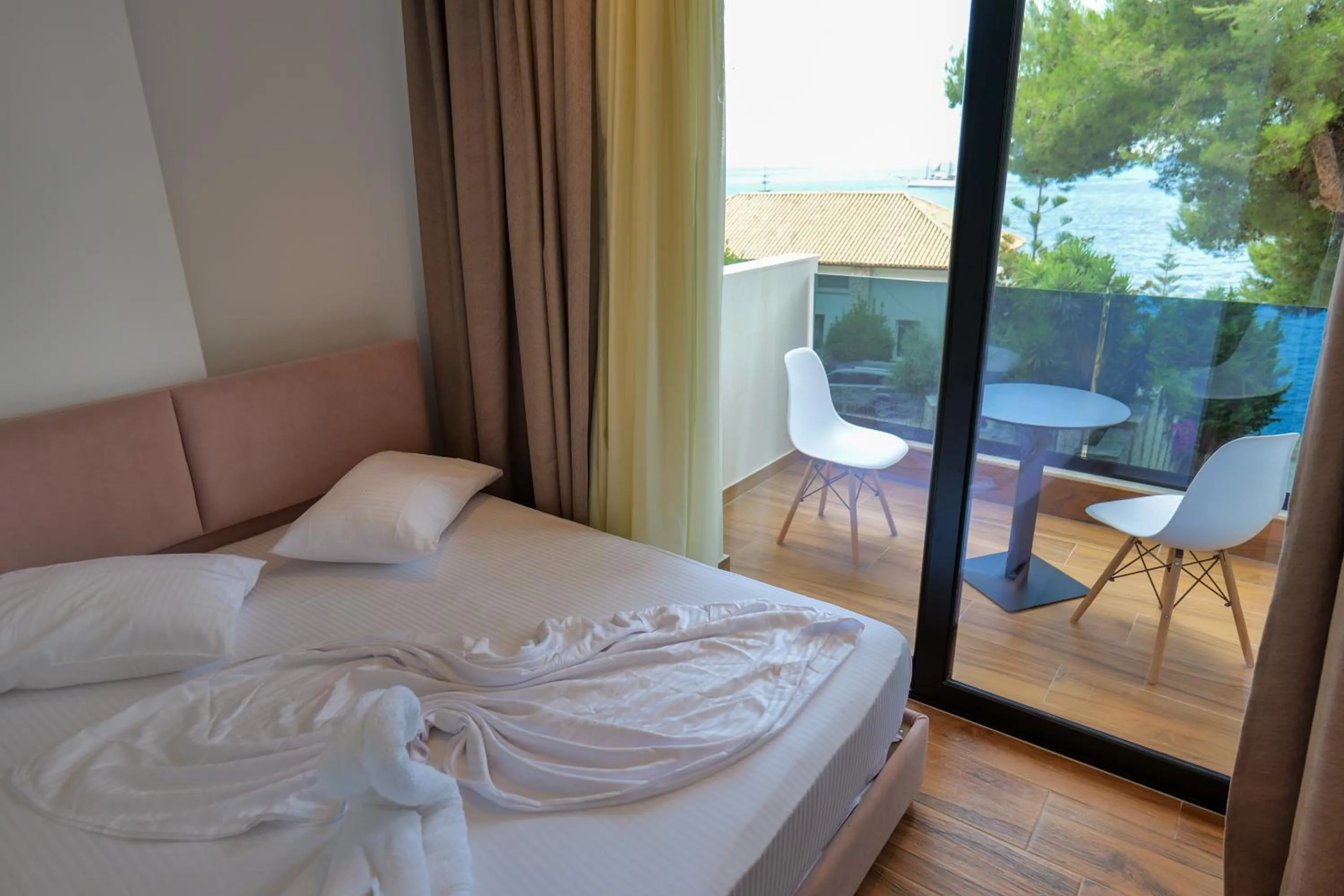 View (from property/room), Bed in Hotel Havana