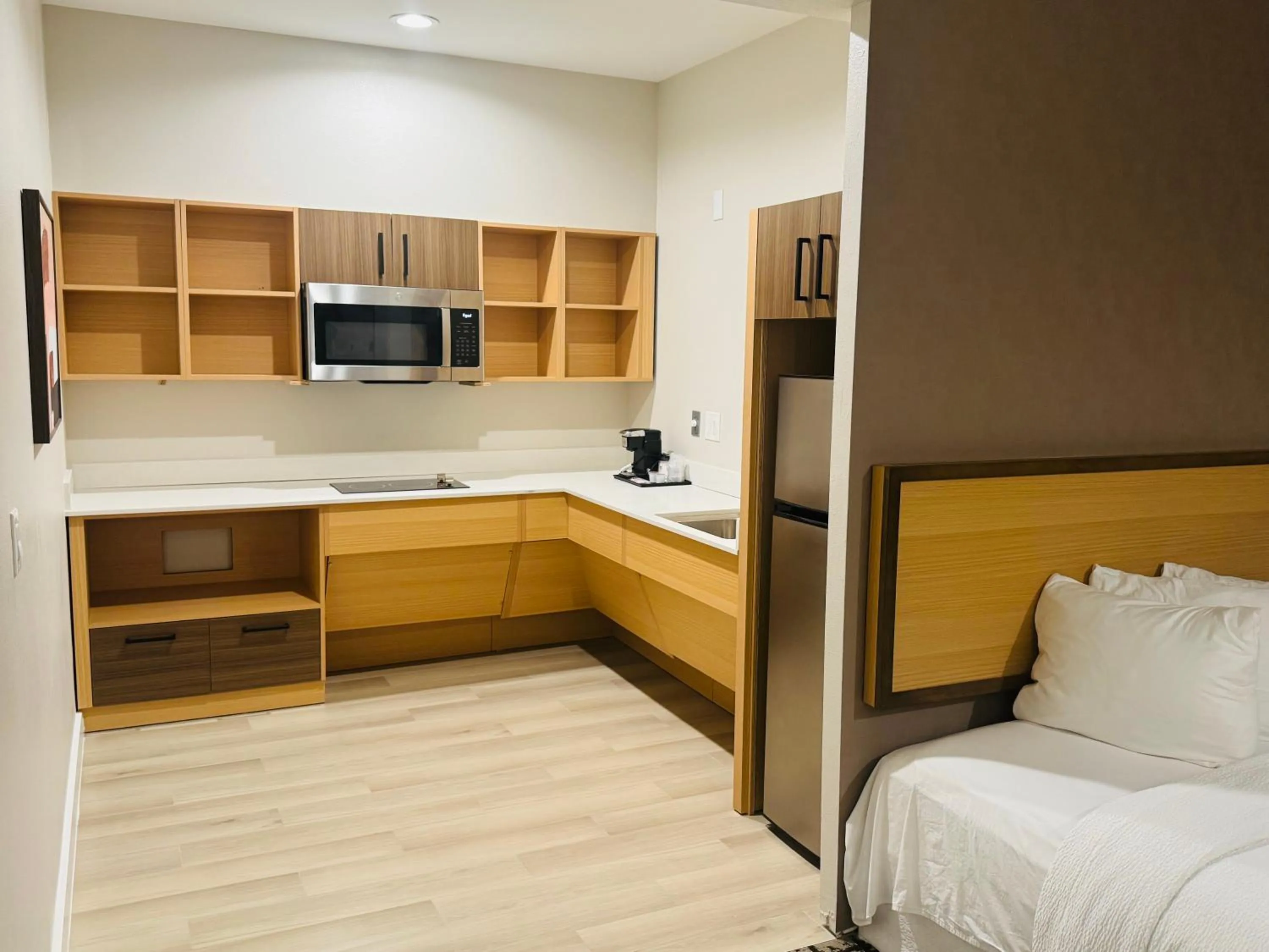 Kitchen or kitchenette, Bed in Best Western Plus Pearland/Houston Medical Center Hotel