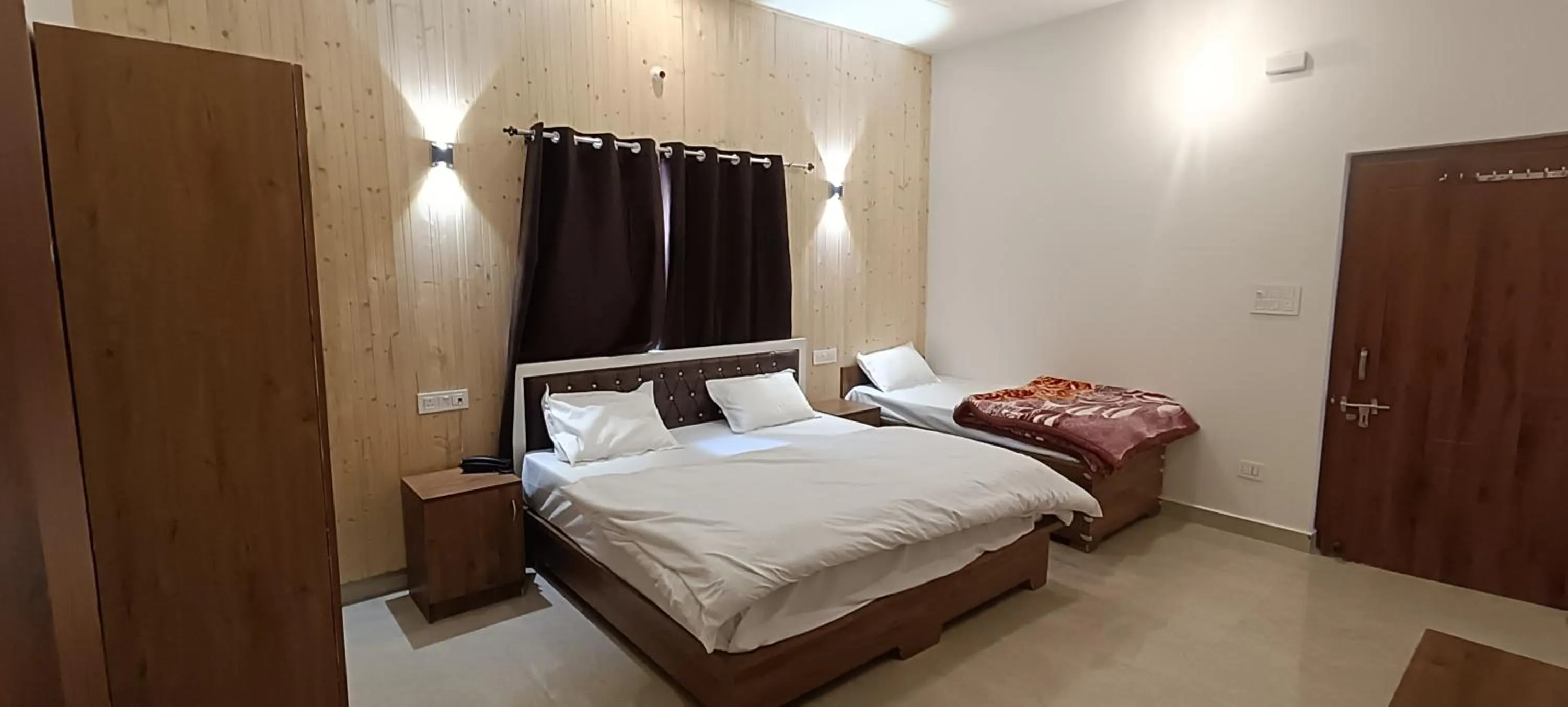 Photo of the whole room, Bed in Kasturi Resorts Kanatal