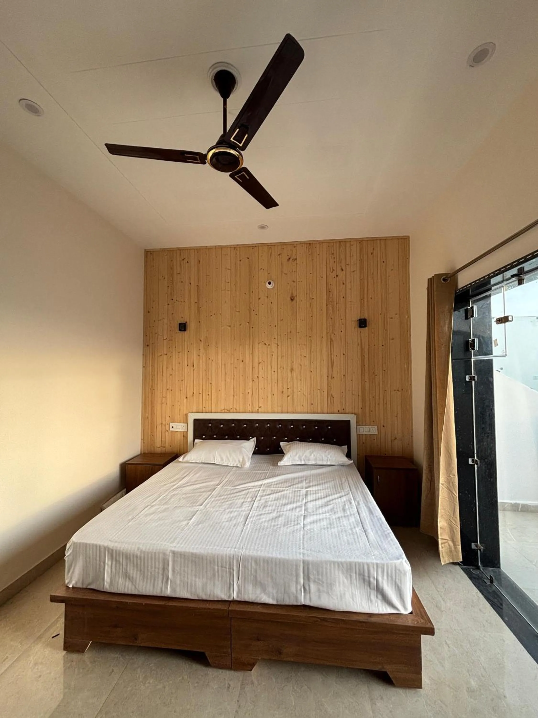 Bed in Kasturi Resorts Kanatal