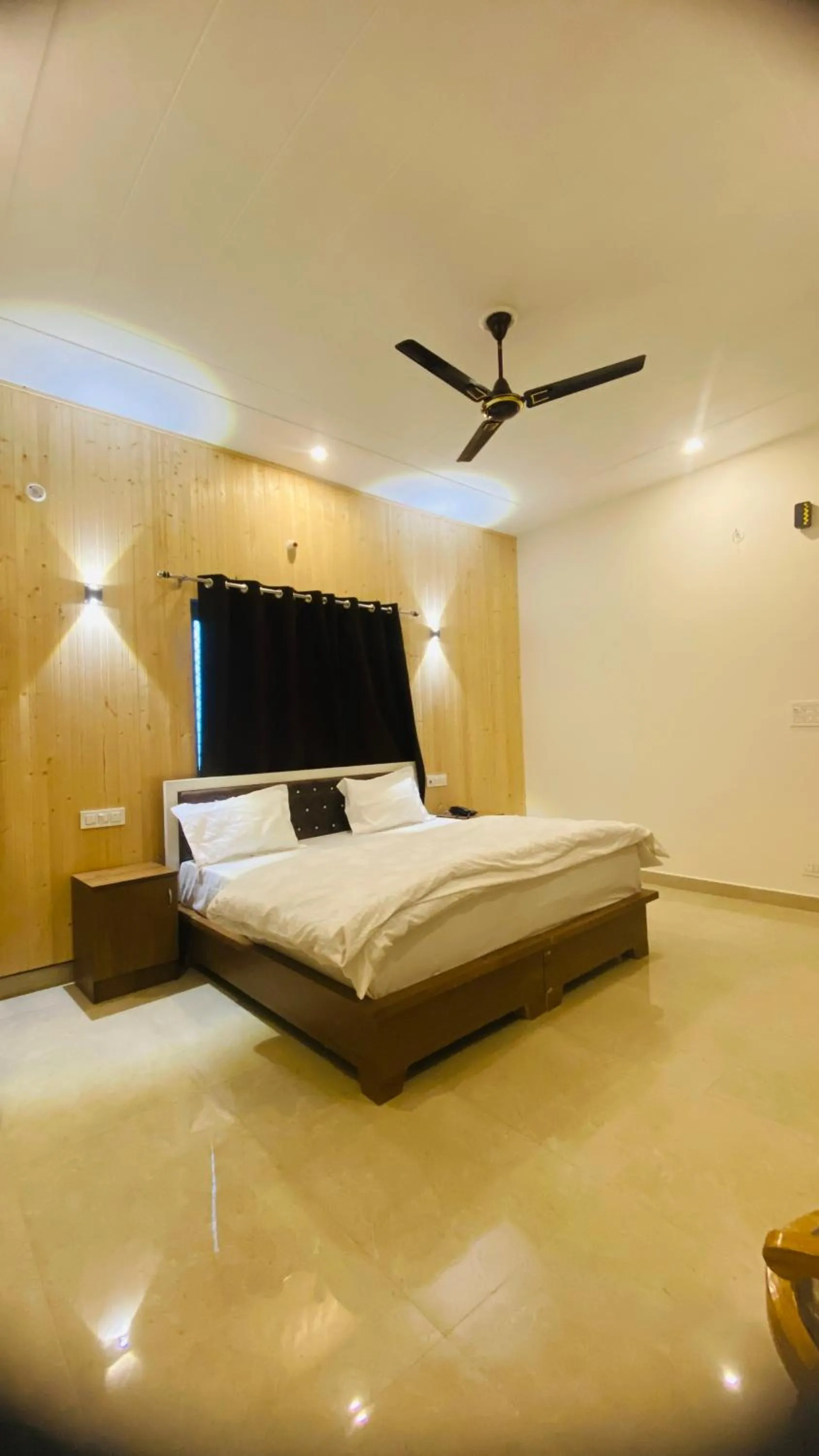 Bed in Kasturi Resorts Kanatal