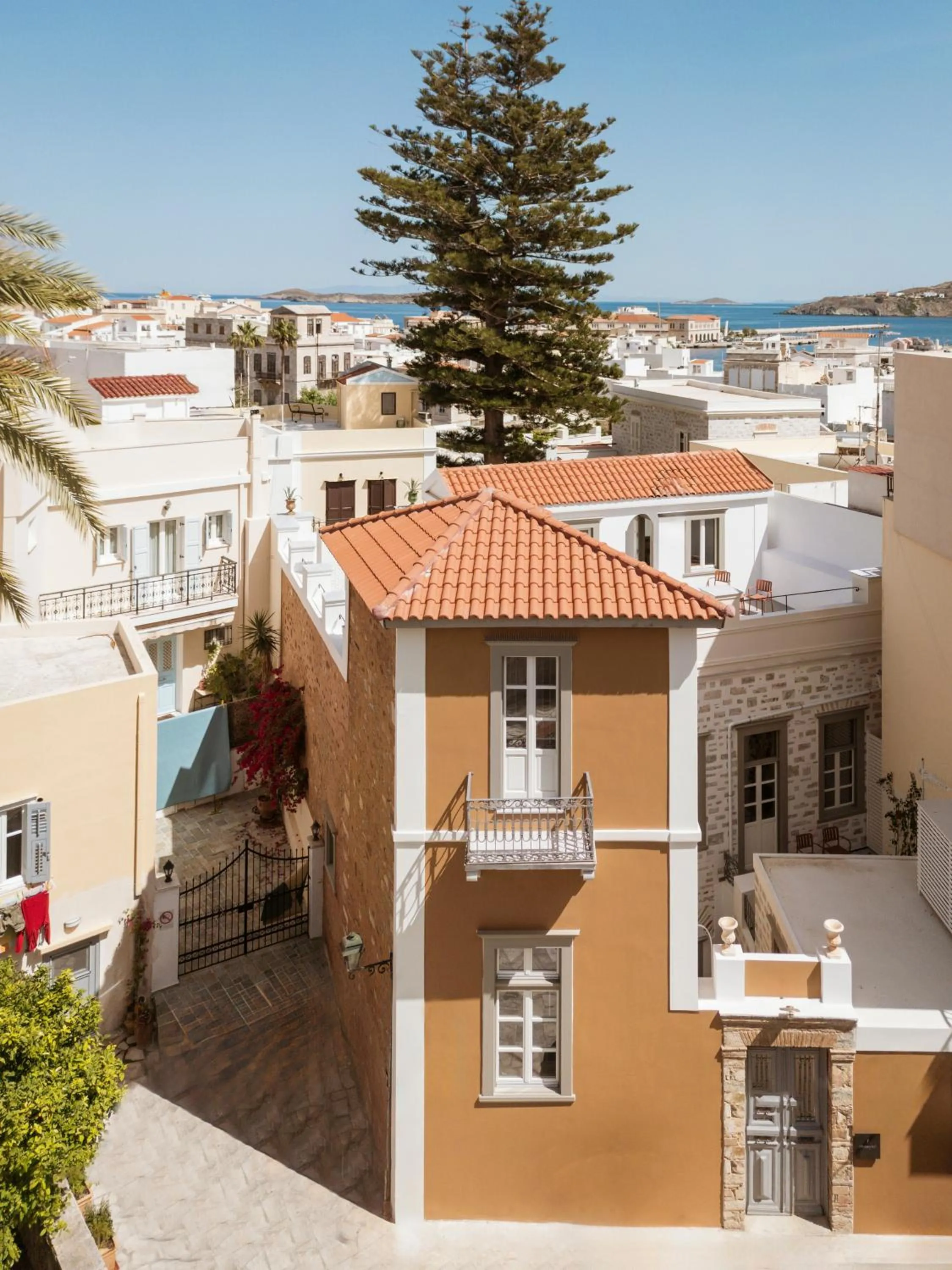 Property building in Alma Syros