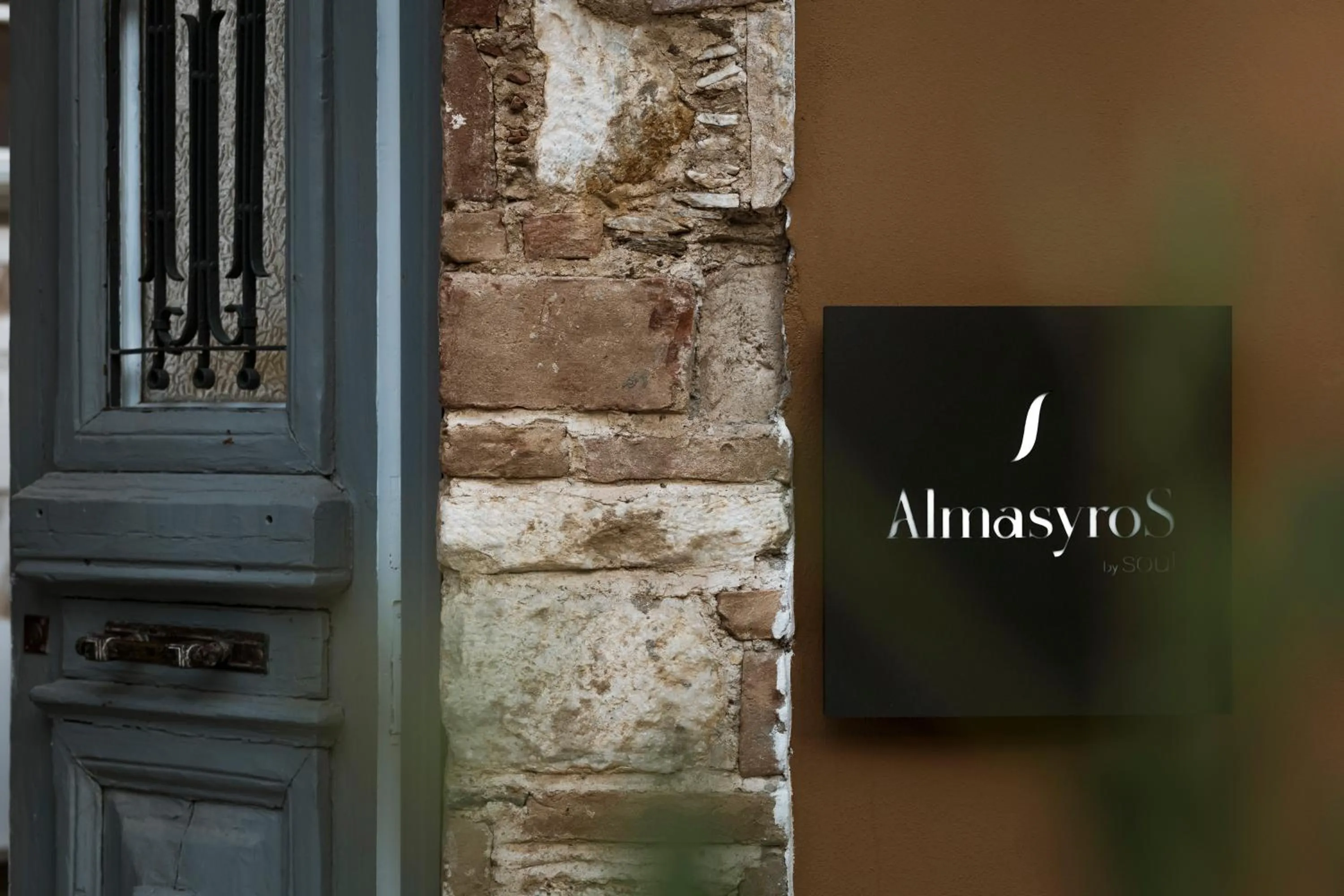 Facade/entrance in Alma Syros