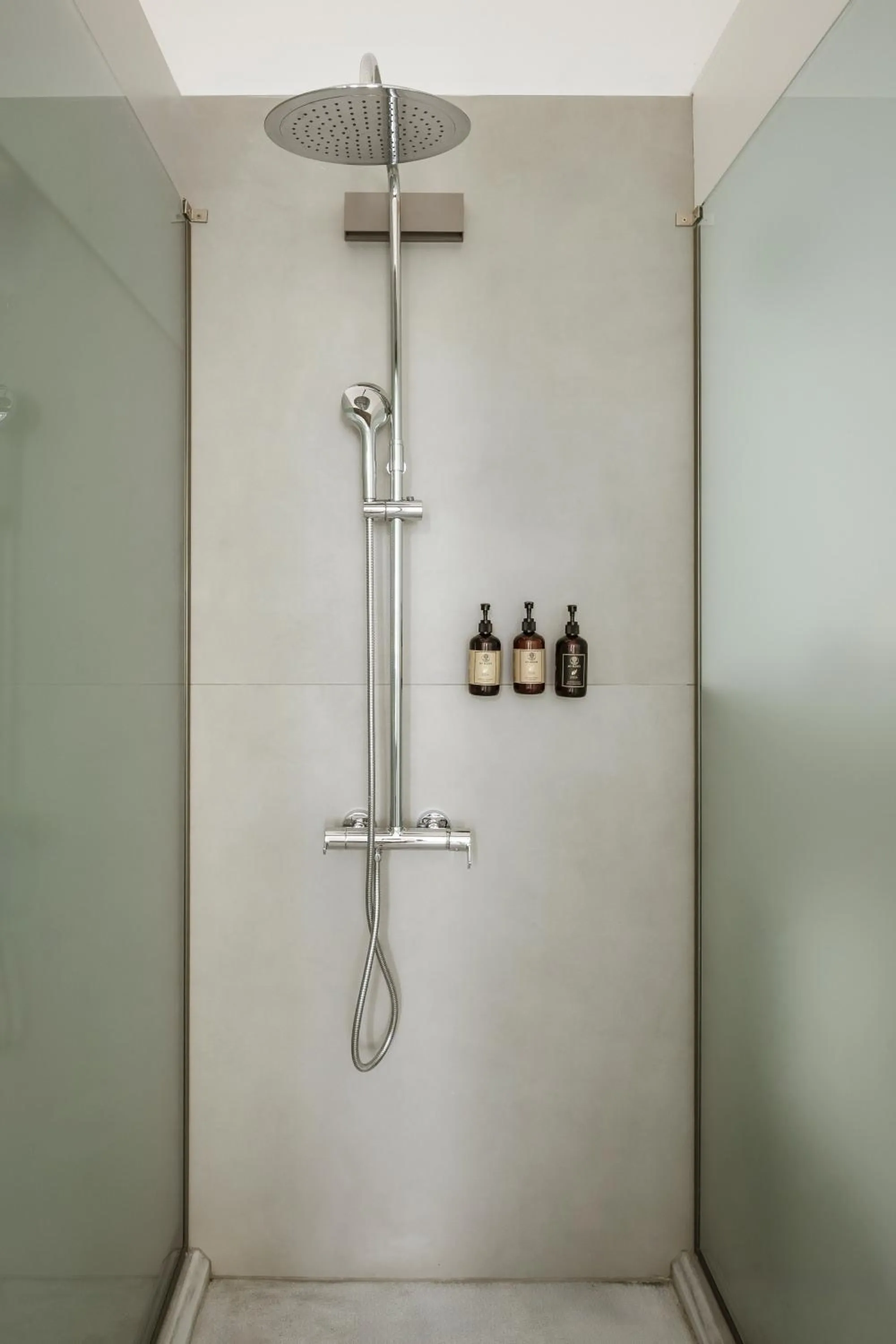 Shower in Alma Syros