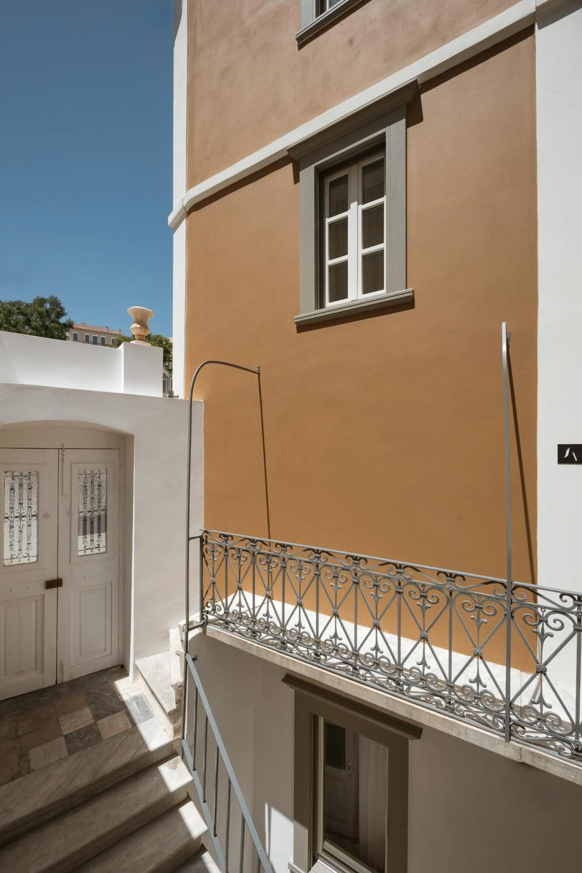 Property building in Alma Syros