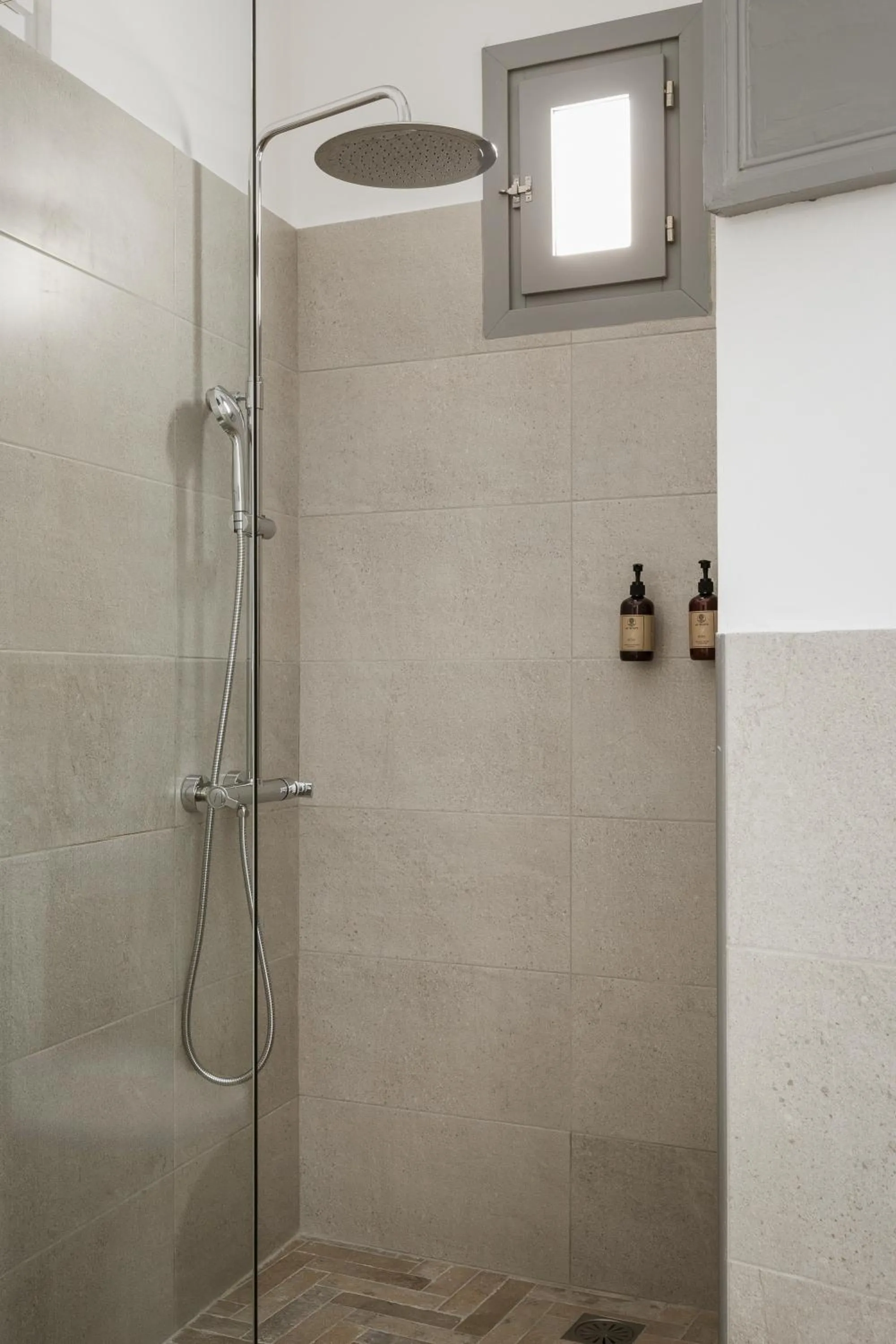 Shower in Alma Syros