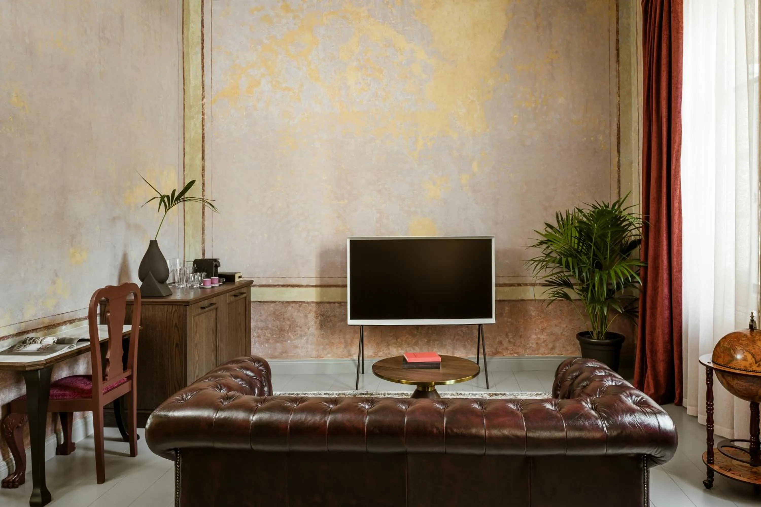 Photo of the whole room in Alma Syros