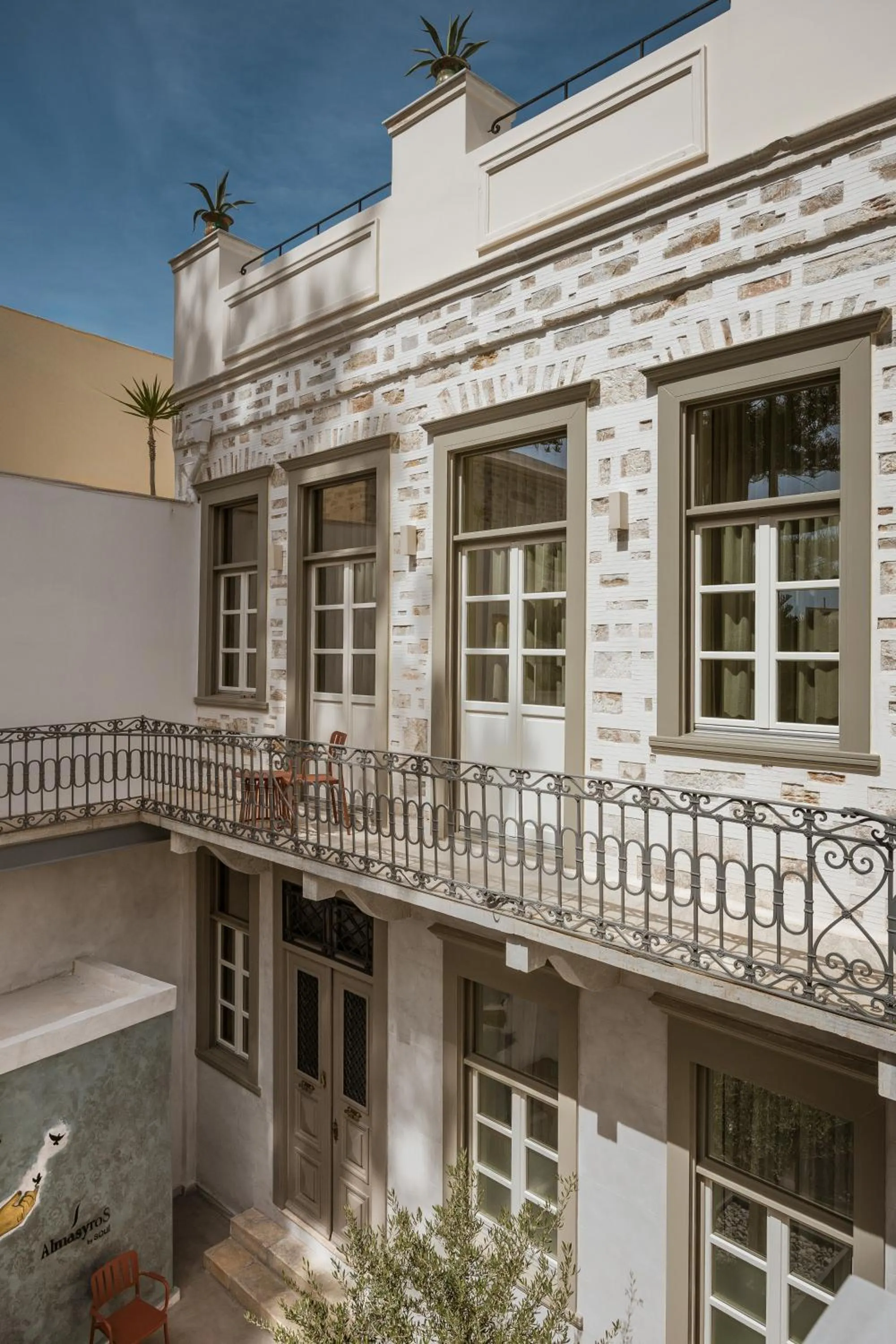 Property building in Alma Syros