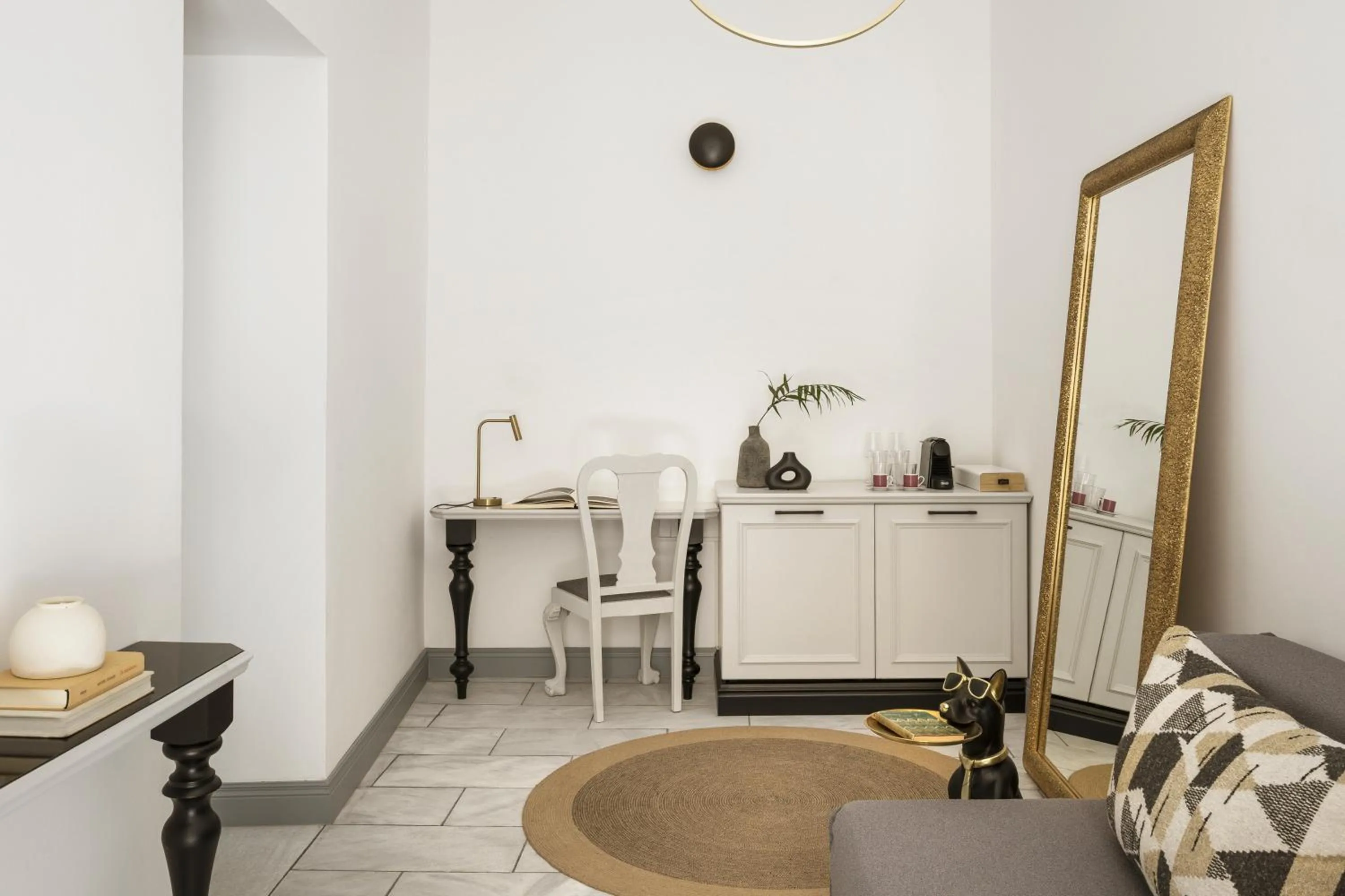 Photo of the whole room in Alma Syros