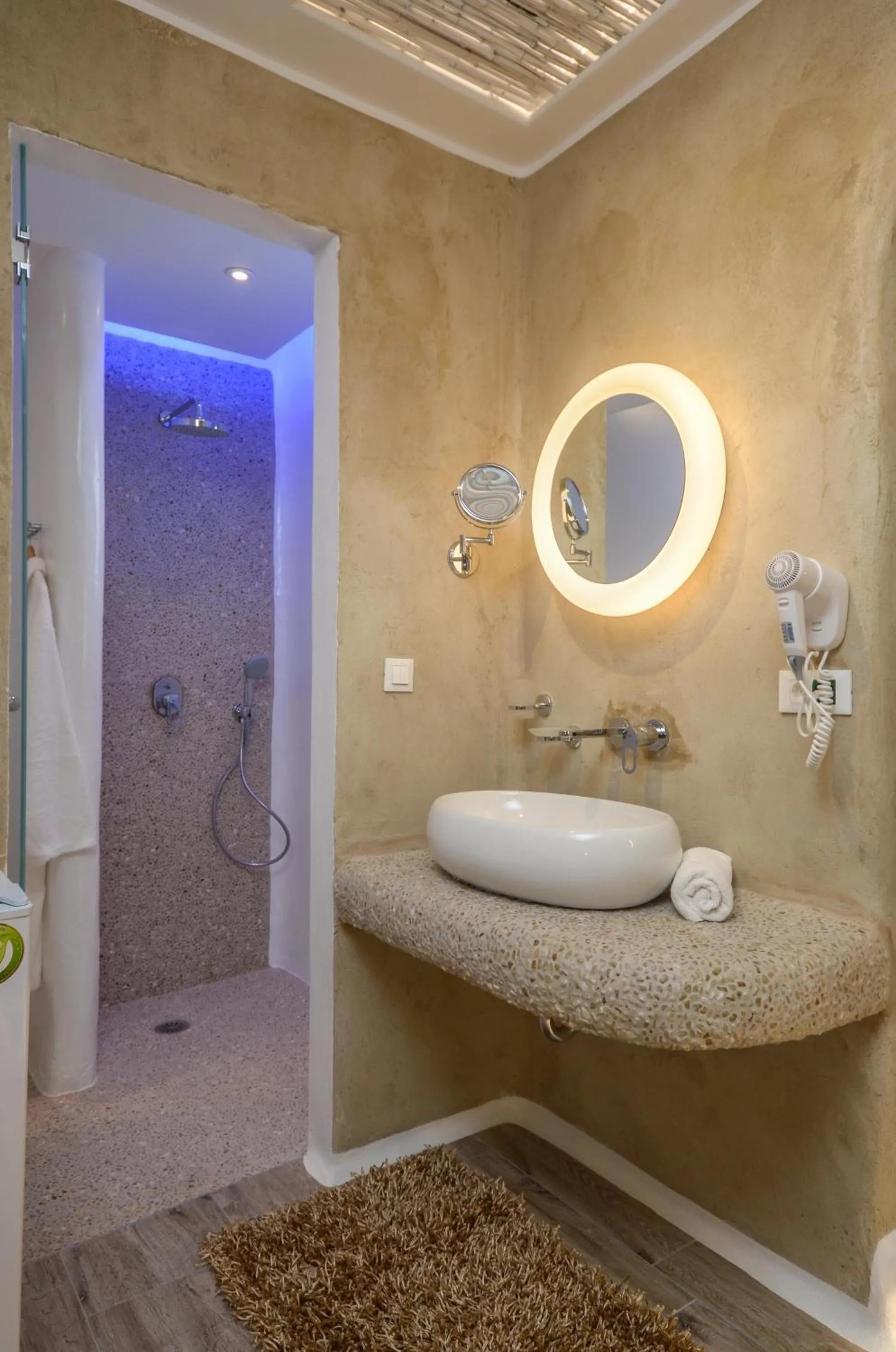 Shower in Villa Adriana Hotel