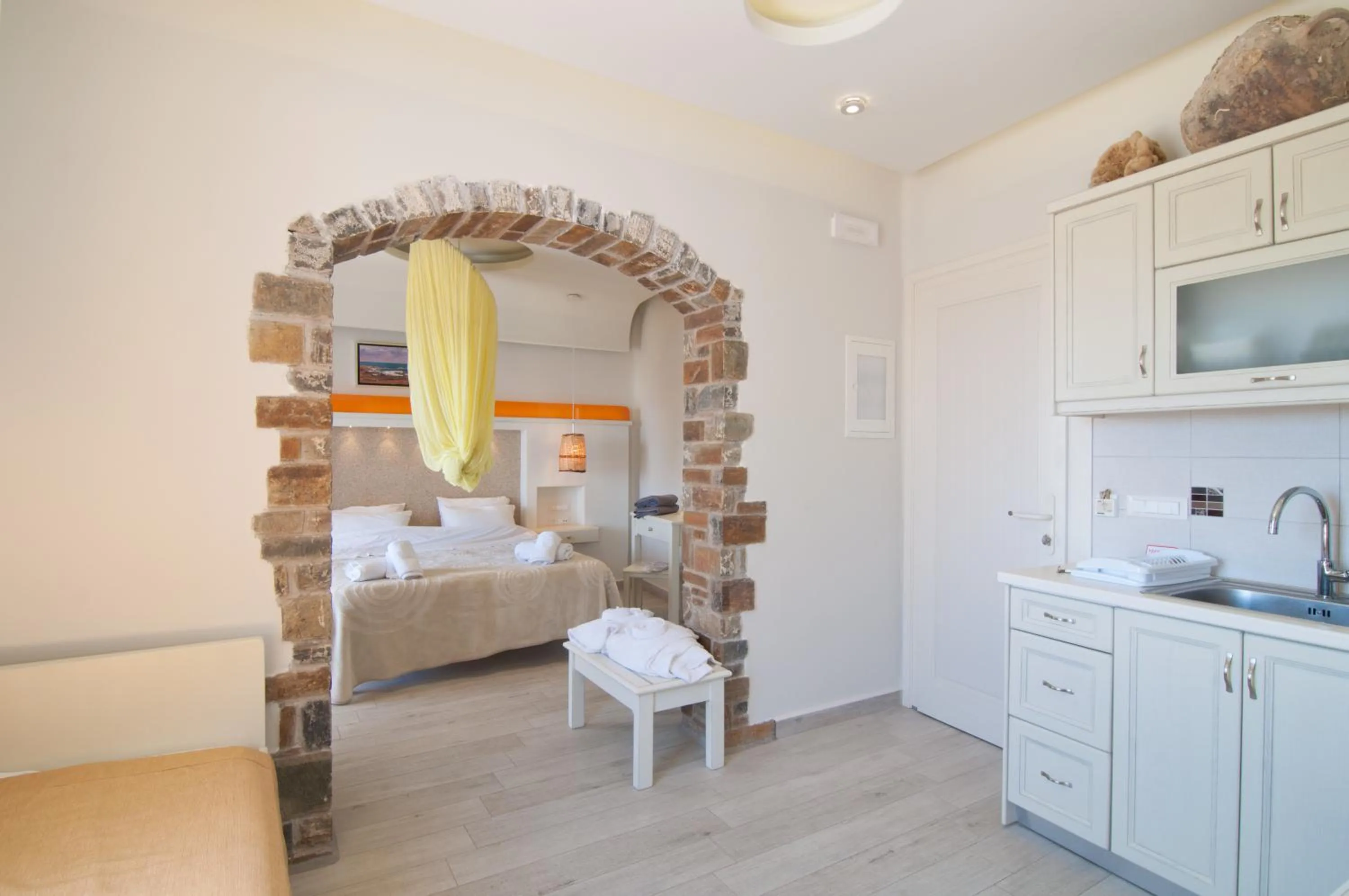 Kitchen or kitchenette, Bed in Villa Adriana Hotel
