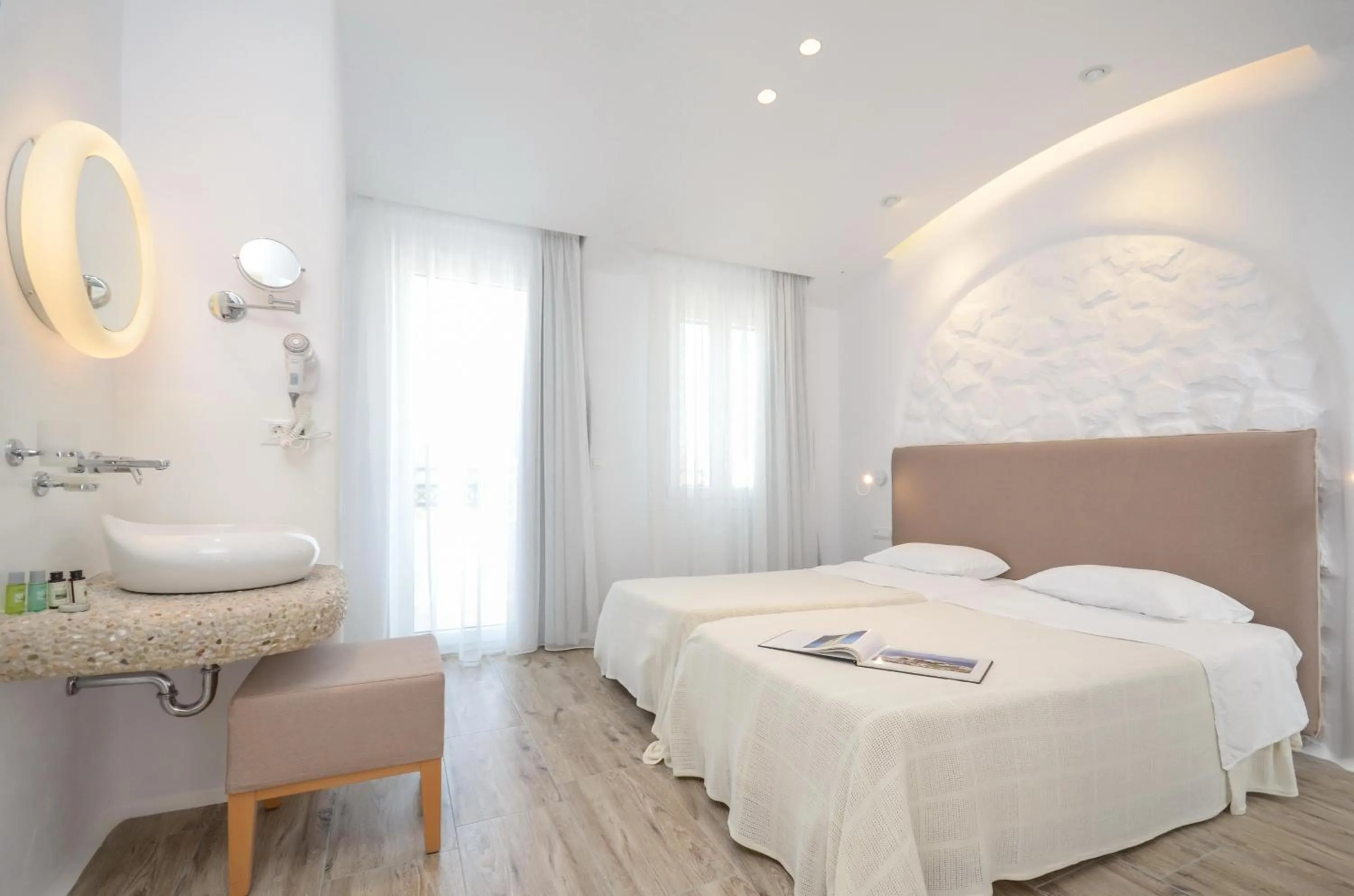 Bedroom, Bed in Villa Adriana Hotel