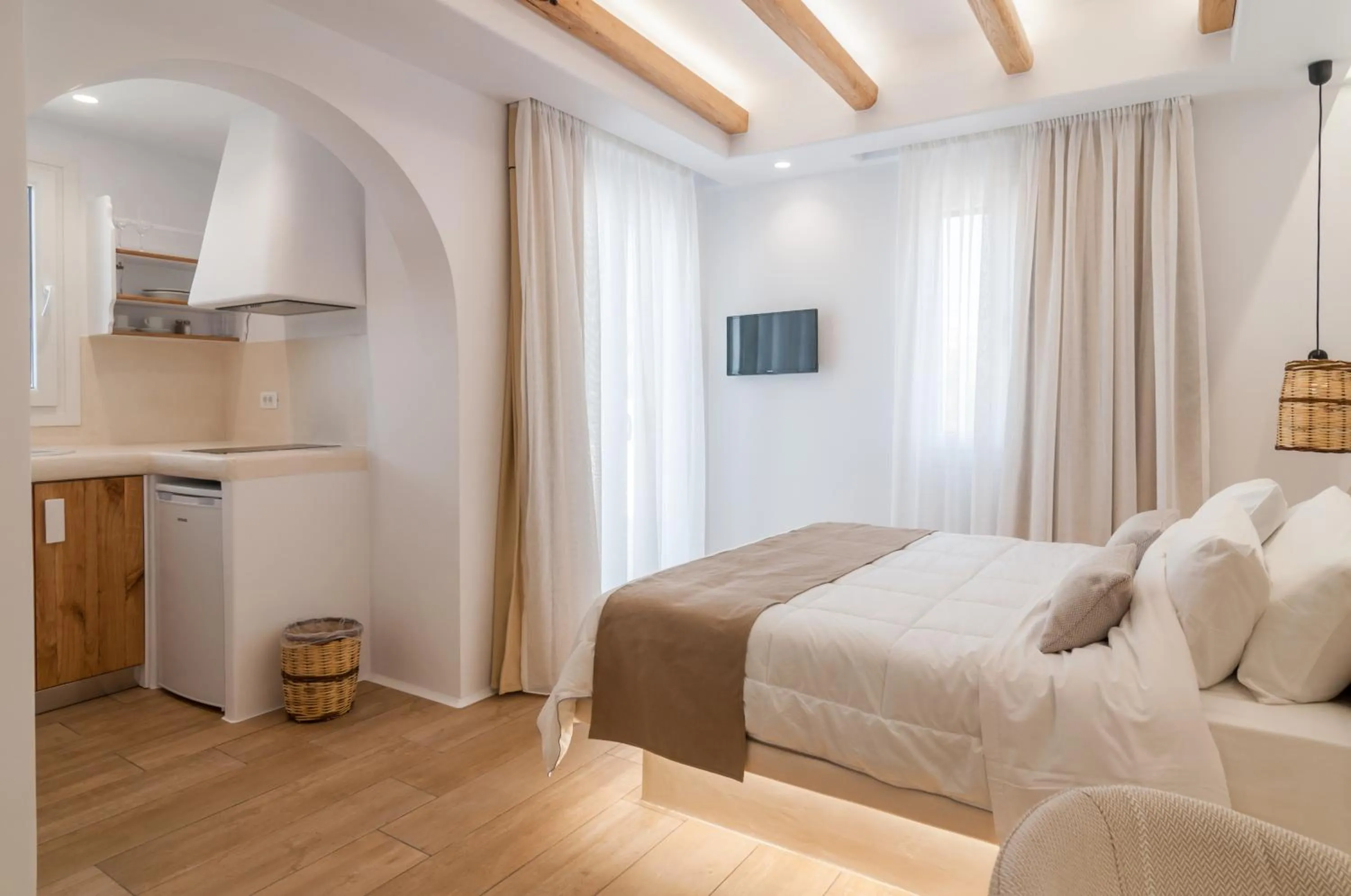 Kitchen or kitchenette, Bed in Villa Adriana Hotel