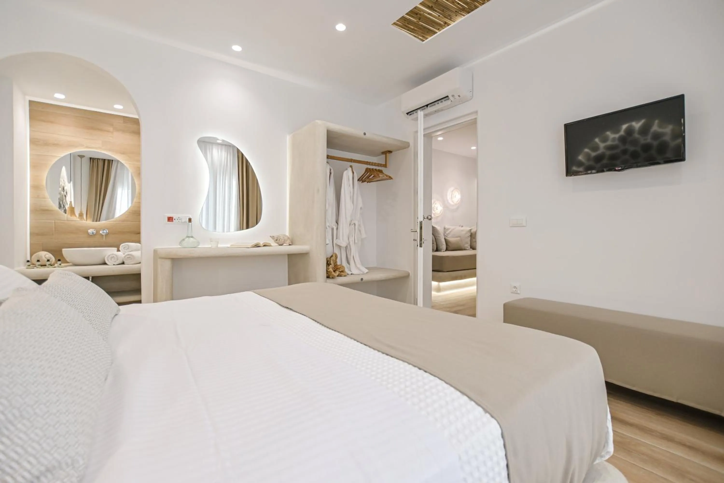 TV and multimedia, Bed in Villa Adriana Hotel