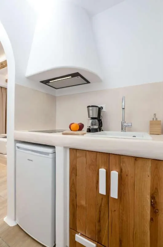 Kitchen or kitchenette in Villa Adriana Hotel