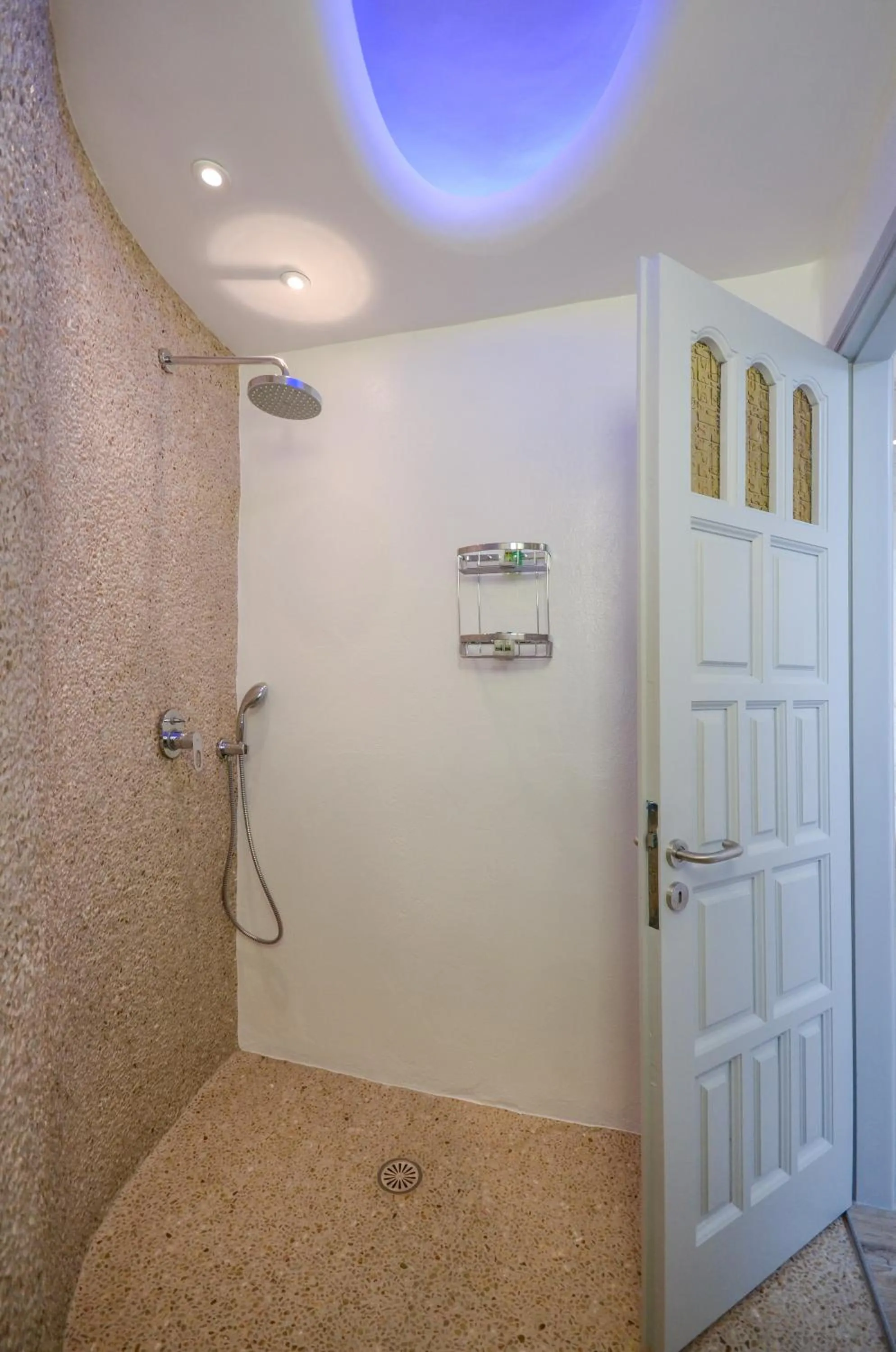 Shower in Villa Adriana Hotel