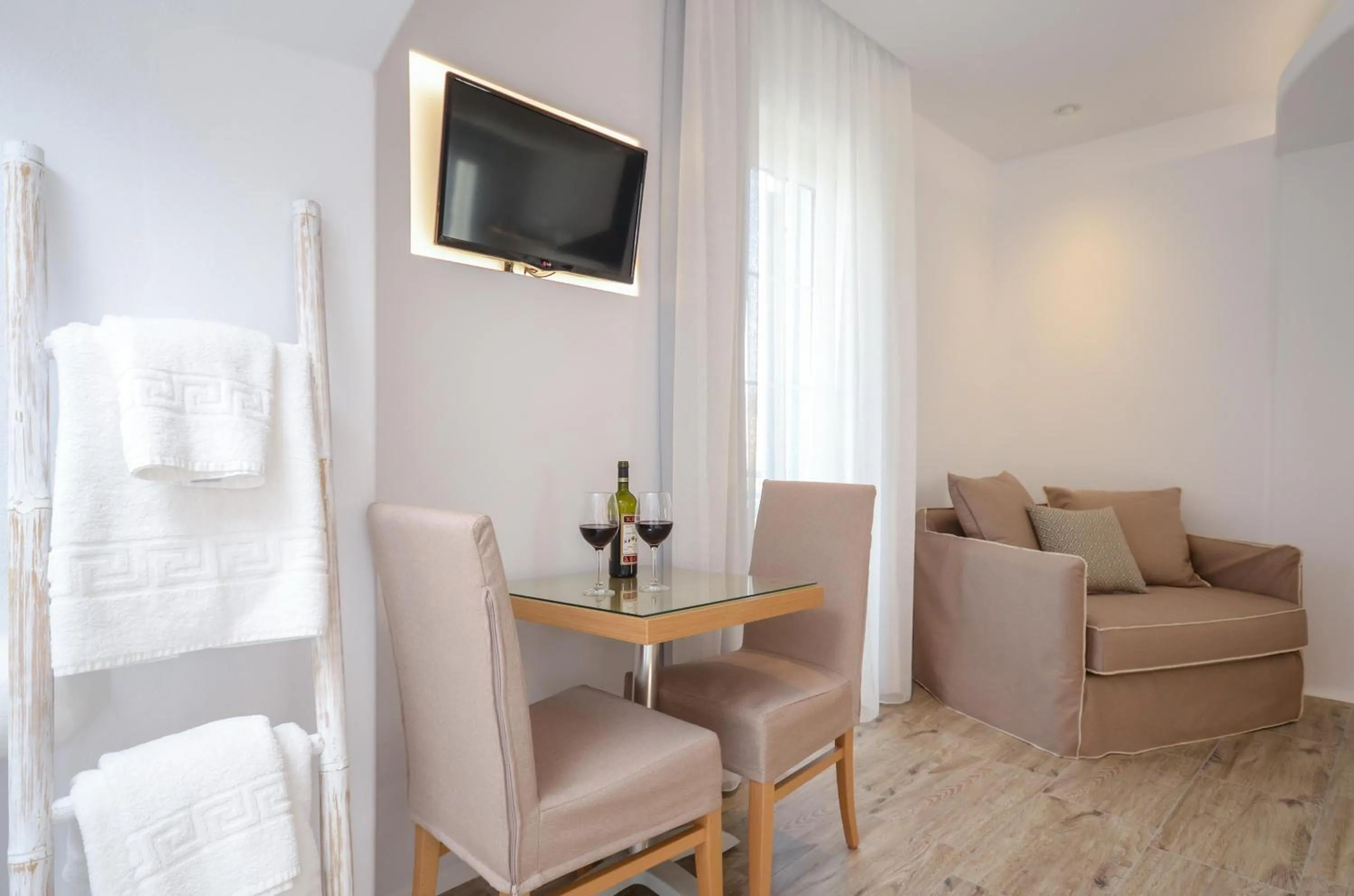 TV and multimedia in Villa Adriana Hotel