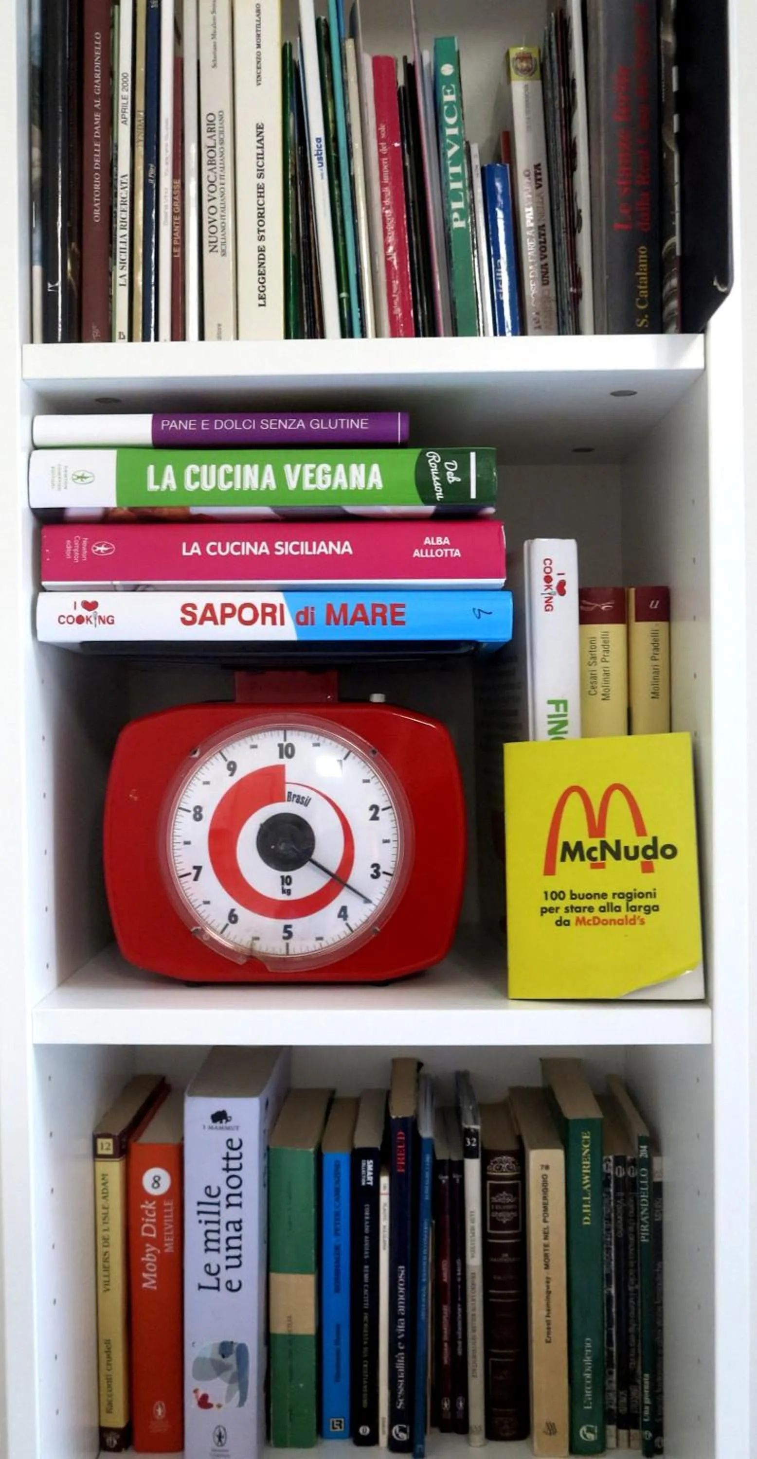 Library in MAD Bed & Breakfast